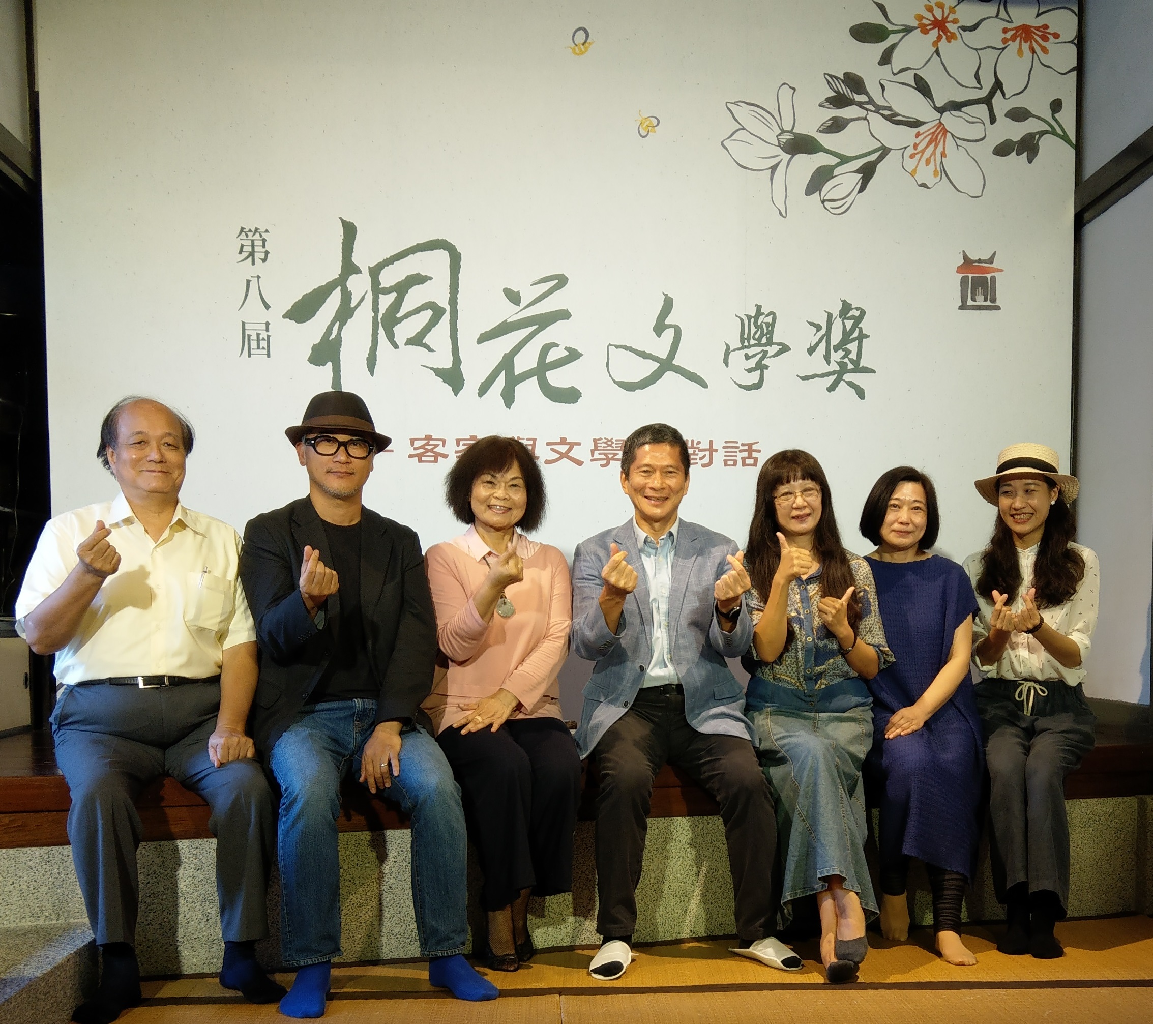 客委會李主委與客籍詩人張芳慈(右三)、利玉芳(左三)、客籍小說家高翊峰(左二)、客家創作歌手米莎(右一)一同分享桐花文學獎創作過程。