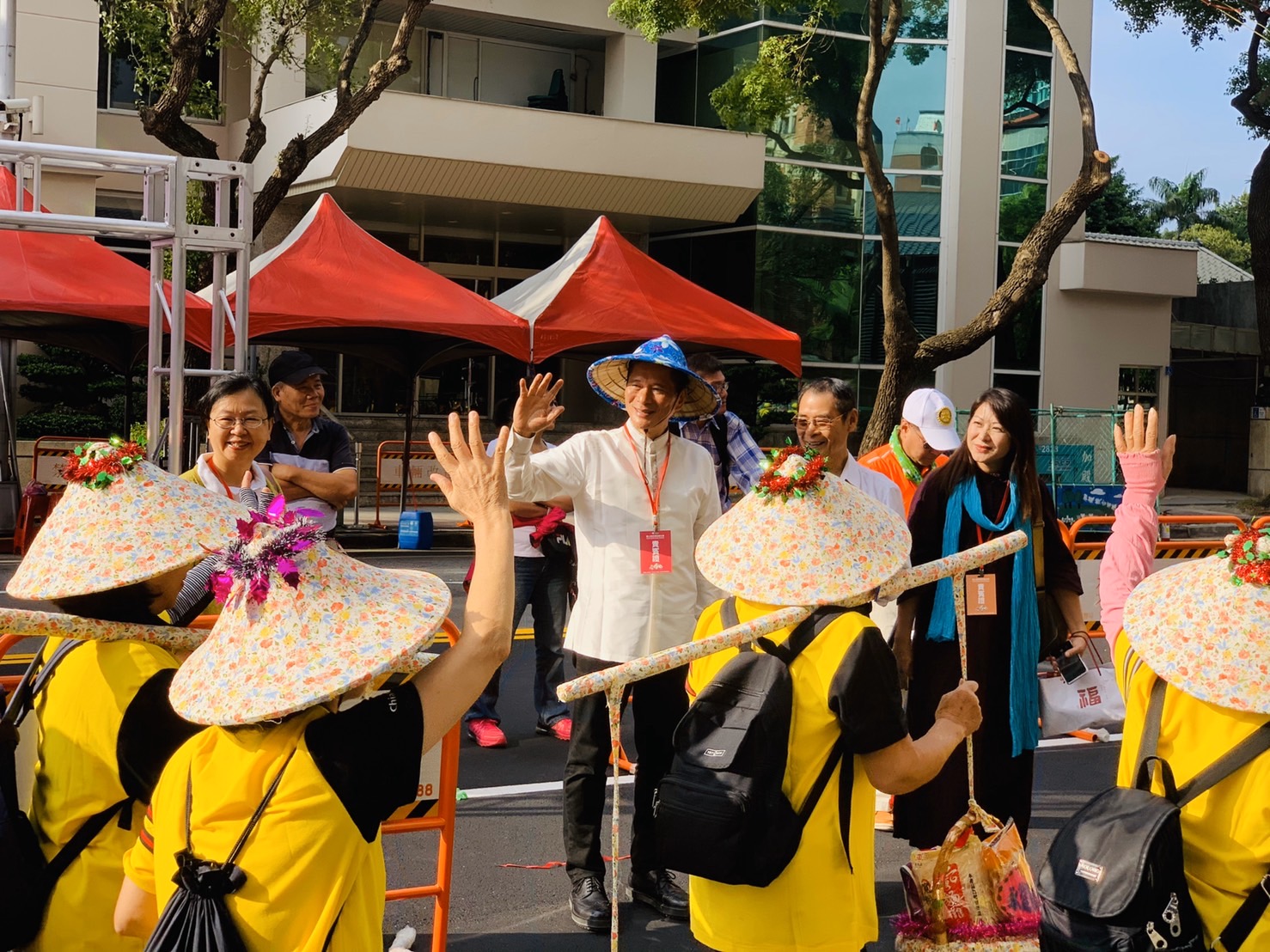 2019客家義民嘉年華李主委揮手致意踩街遊行隊伍
