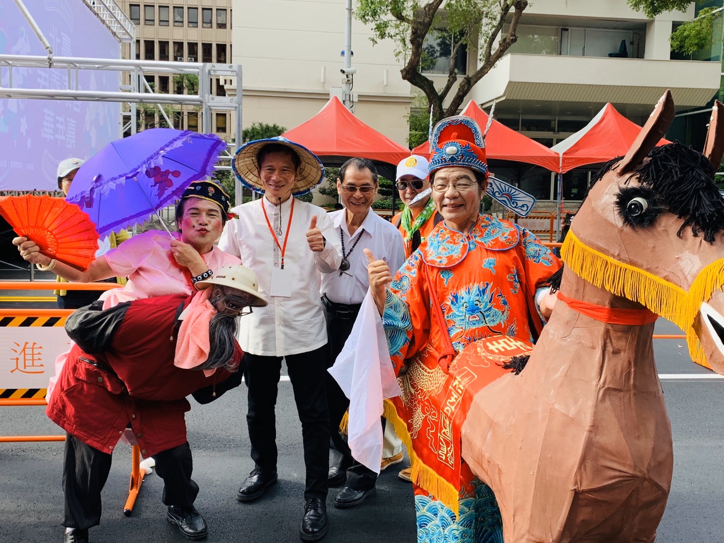 李主委與客家義民挑擔踩街遊行民眾合影