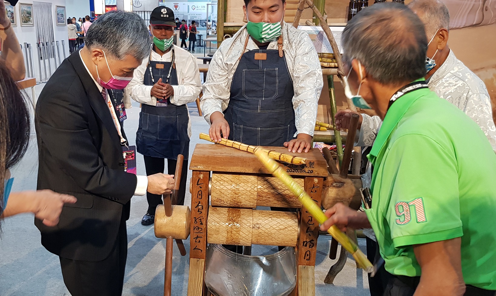 1091030客委會范佐銘副主委親自體驗用手動搾甘蔗汁。