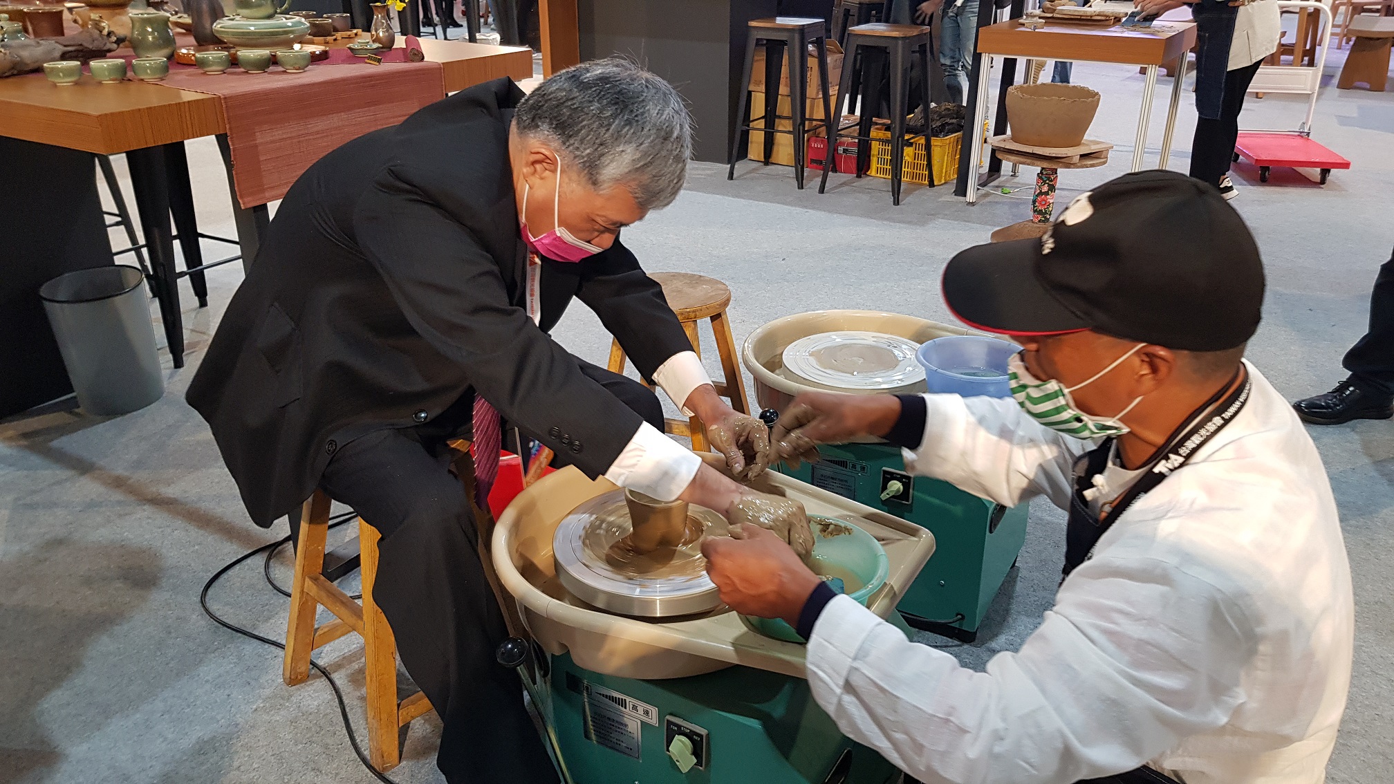 1091030客委會范佐銘副主委體驗手拉胚。