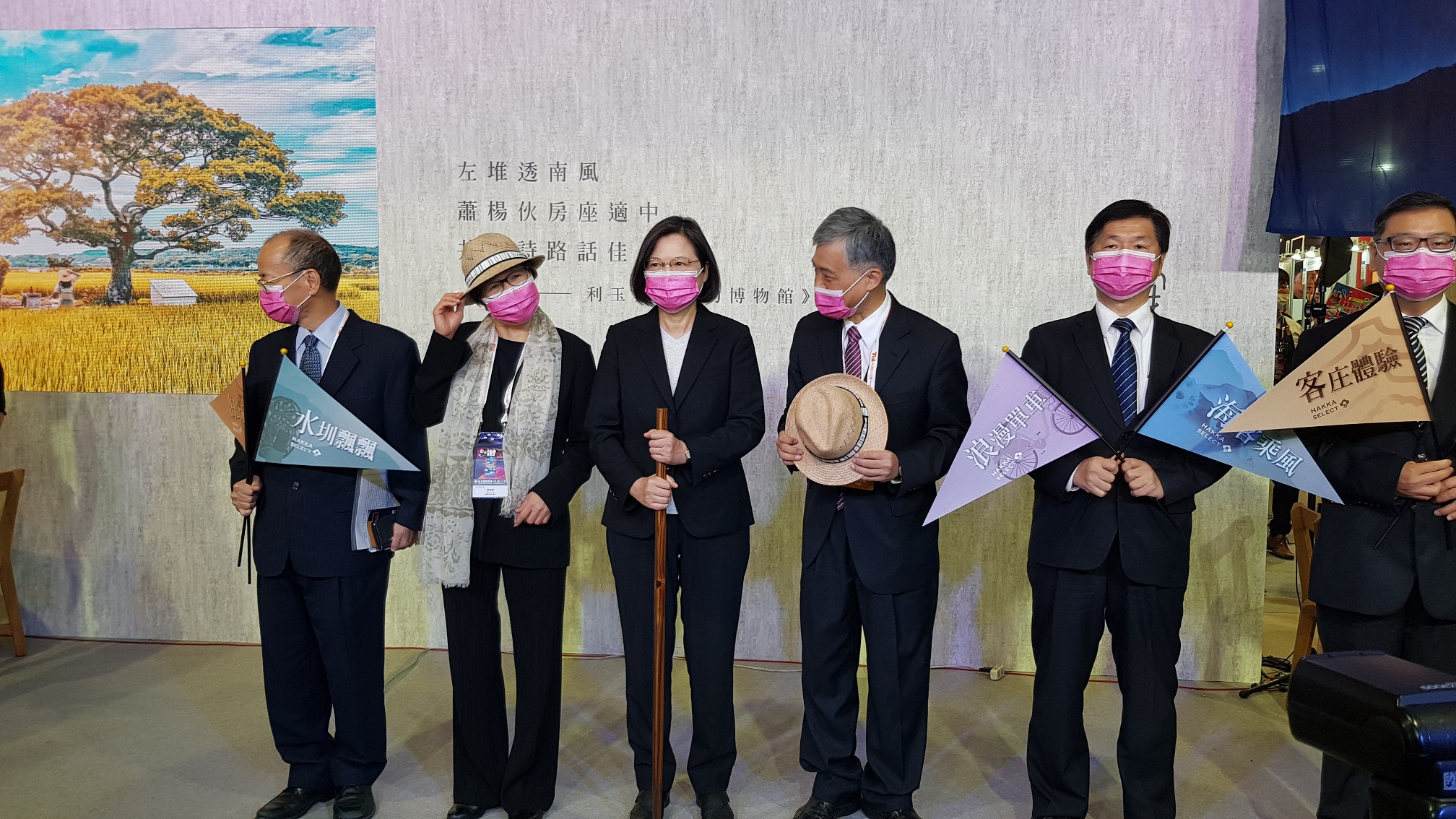 1091030蔡英文總統(左3)特地來到客家主題館，感受客庄特有人情味。