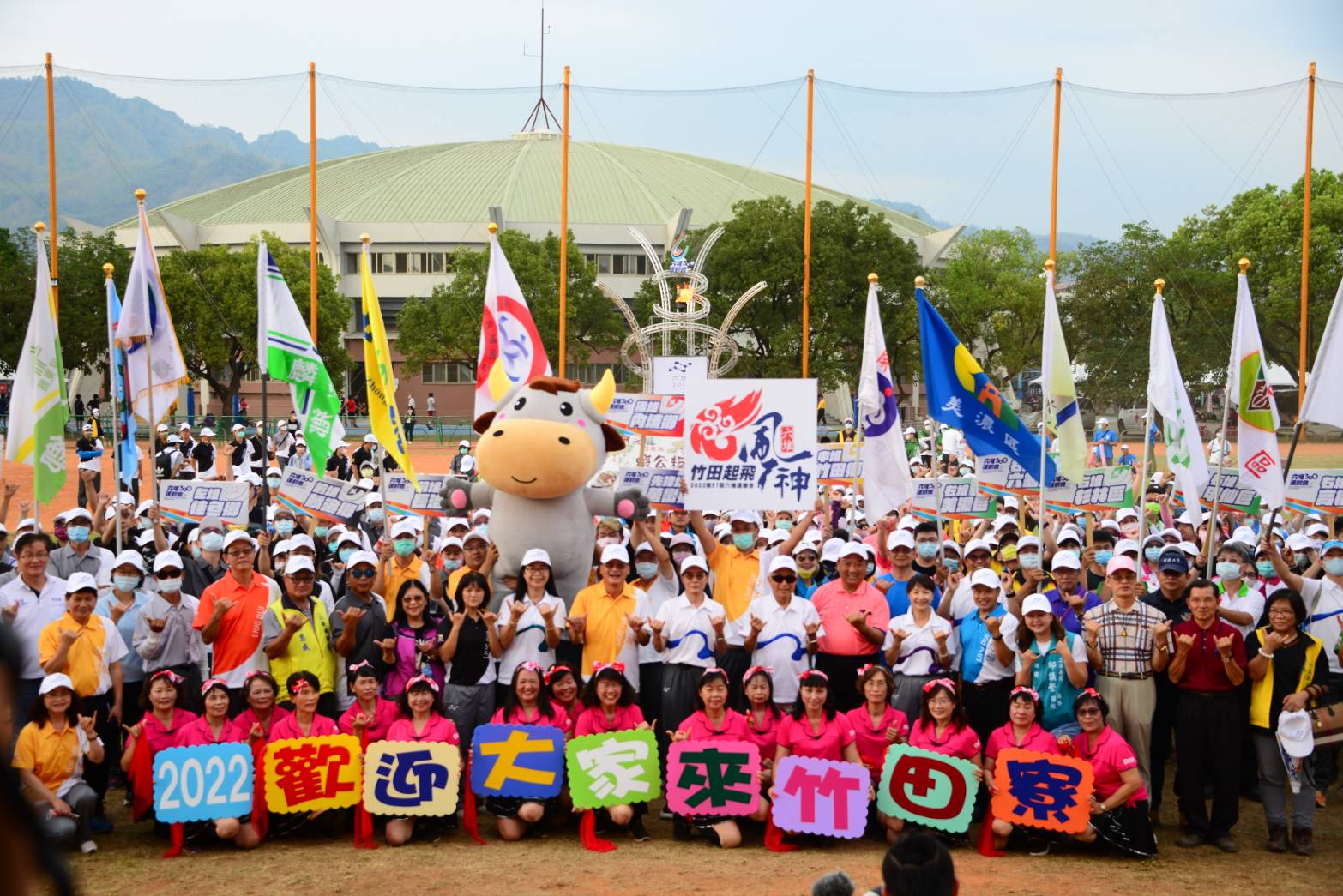 1100411六堆300年-第56屆六堆運動會閉幕，客家委員會副主任委員鍾孔炤與嘉賓選手大合照。