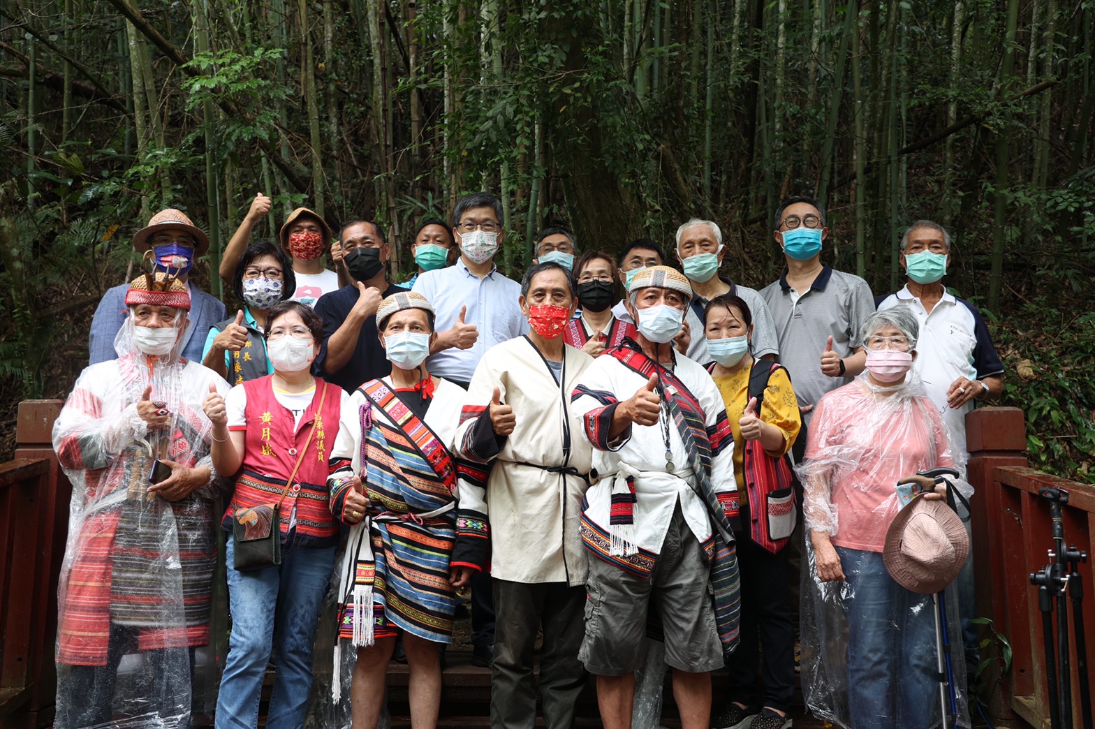 客家委員會今（31）日於苗栗大湖雅悠圳舉辦立碑石儀式，現場來賓進行大合影。