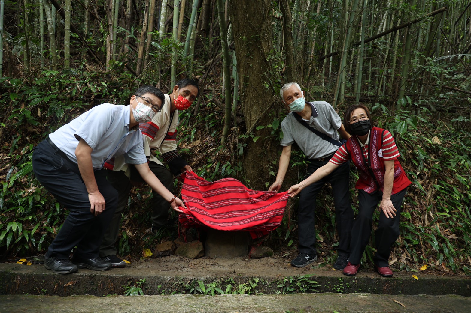 雅悠圳揭碑儀式由客委會主委楊長鎮、原委會副主委林碧霞、黃清貴先生及羅文賢先生共同揭開。