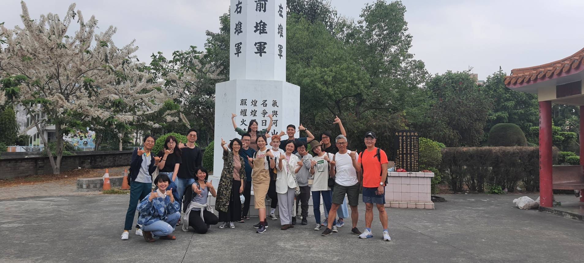 4_徐麗雯(左六)與六堆庄頭劇場編劇團隊「六堆化」沉浸庄頭踏查_前堆長治「火燒庄古戰場」原址