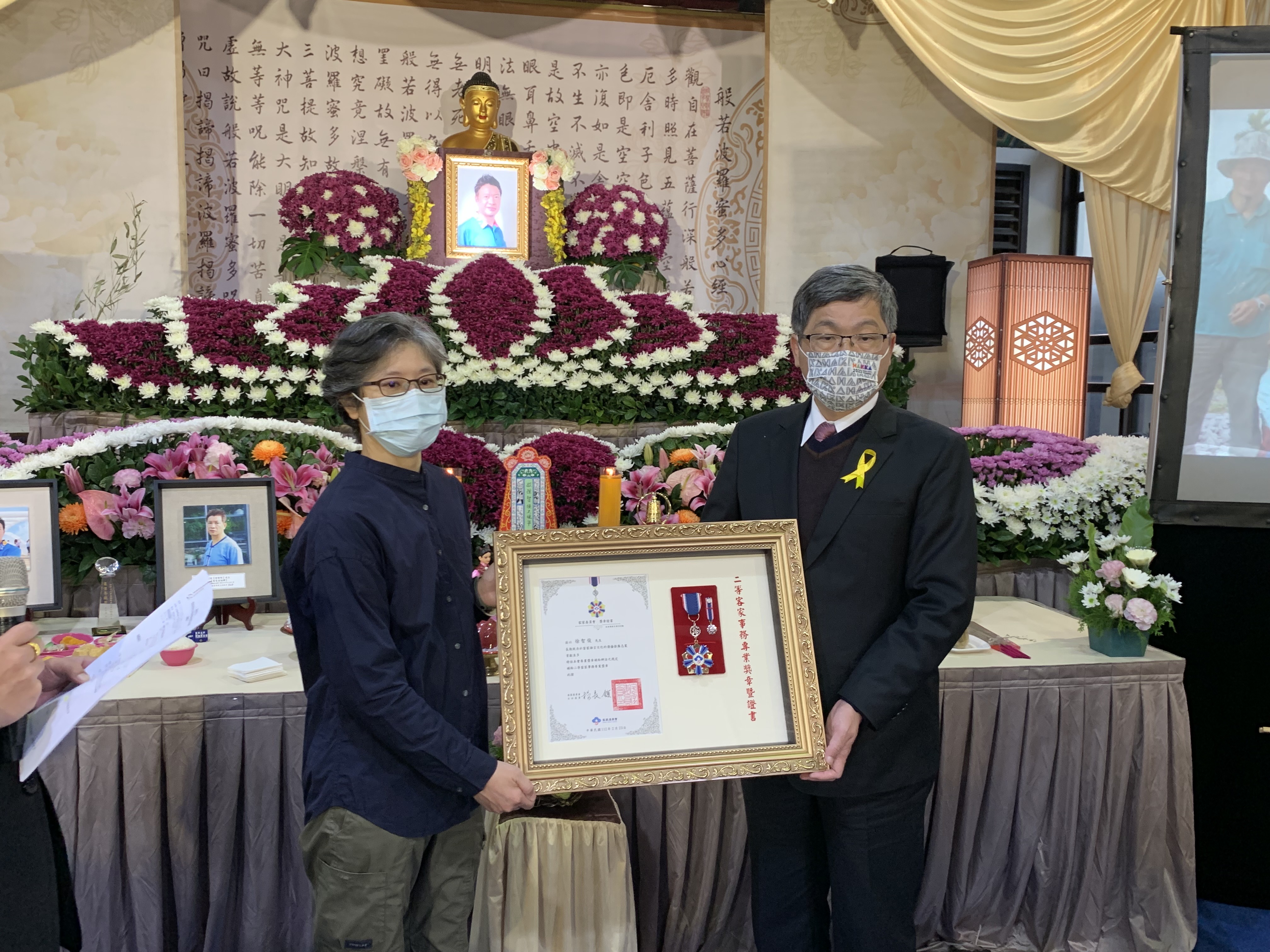 楊主委頒發二等客事務專業獎章予徐智俊，由家屬徐憶珊代表領受.jpg
