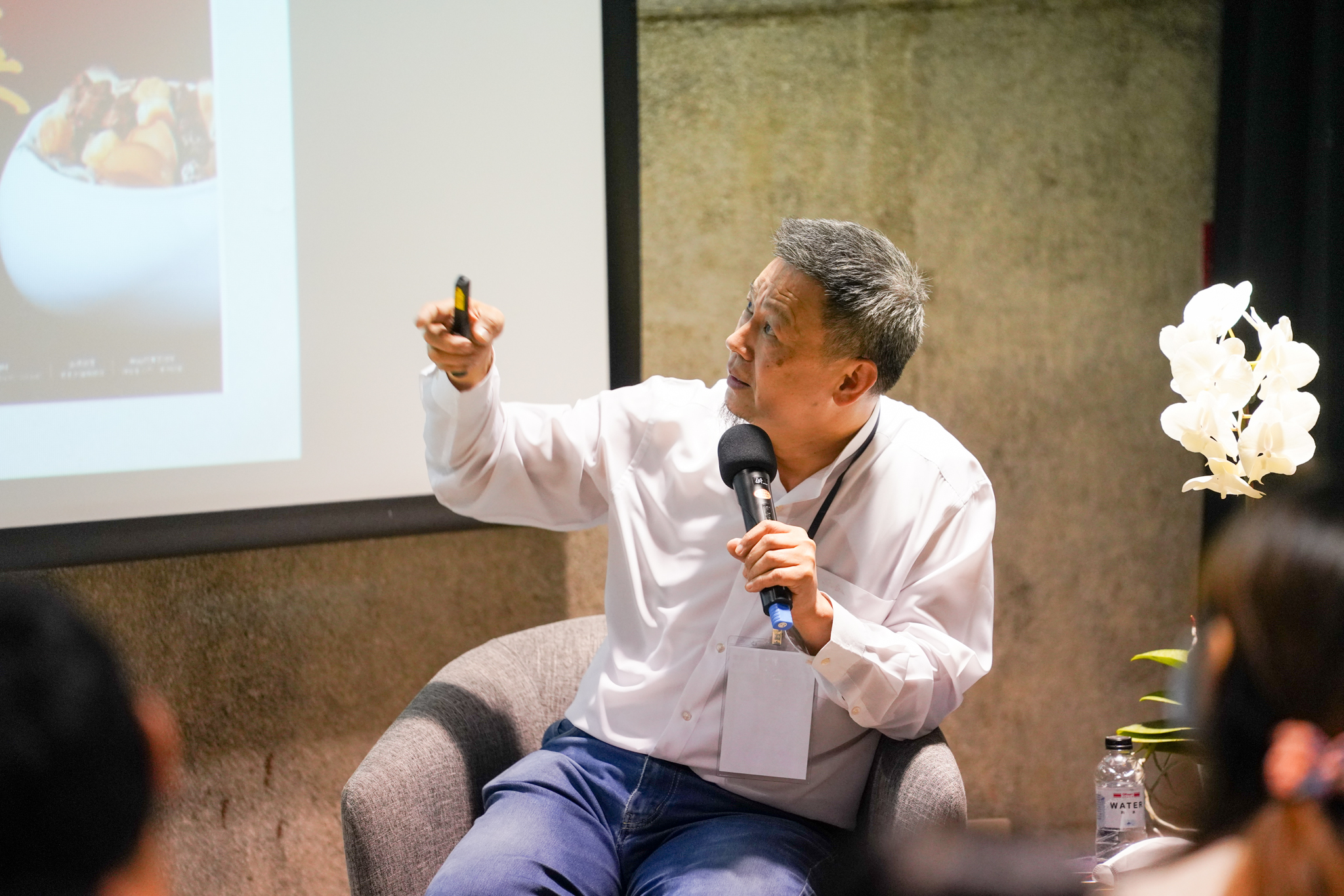 國宴主持阿發師施建發和大家交流多年辦桌菜的經驗談。.jpg