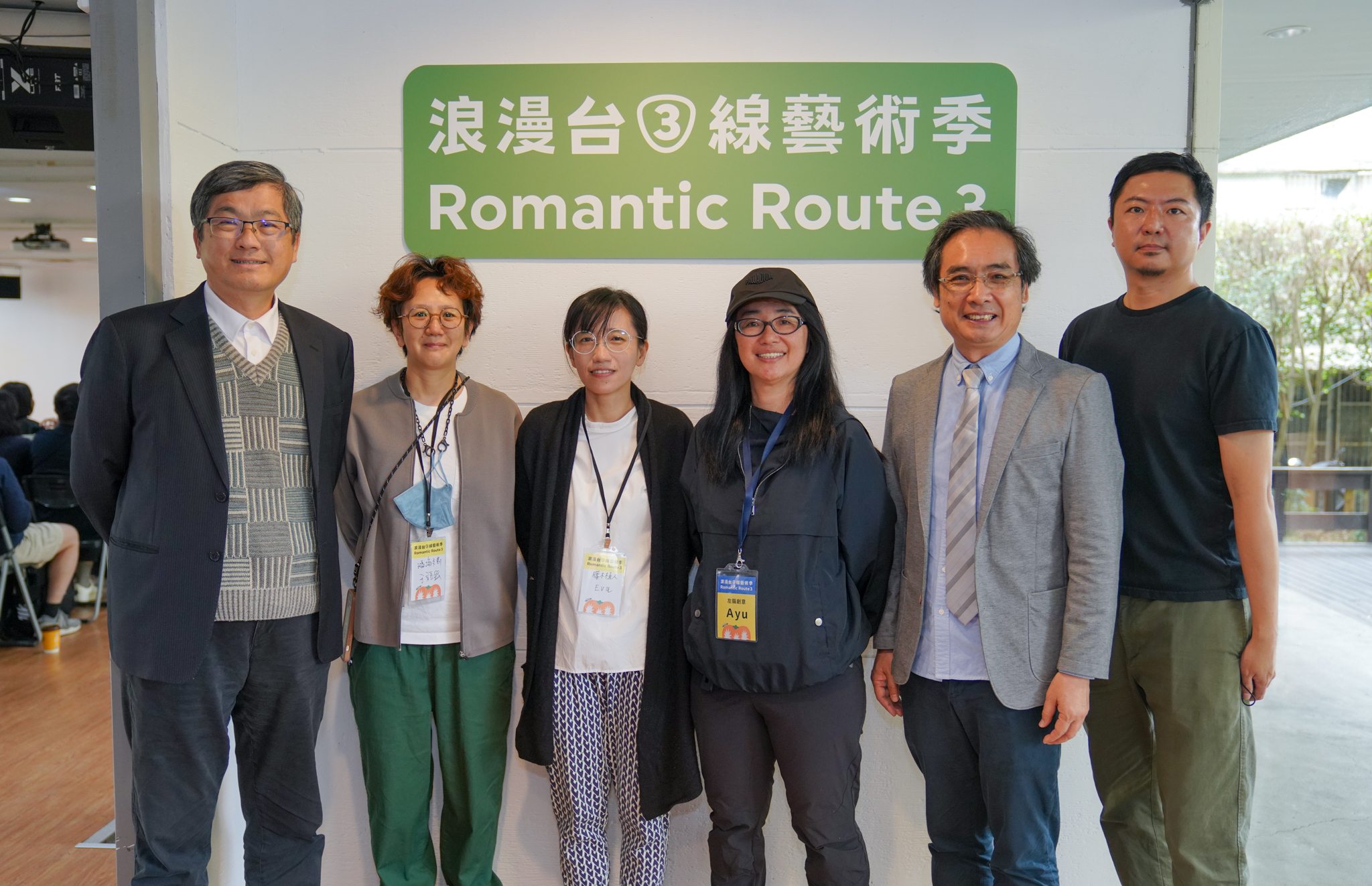圖3 第2屆浪漫台三線藝術季策展團隊齊聚召開共識會議。左起客委會主委楊長鎮、飲食實驗計畫主人王詩鈺、藝術策展總策人林怡樺、協同總策劃程詩郁、總策畫陳邦畛與設計導入計畫主持人林長叡。宋佩遙攝.jpg