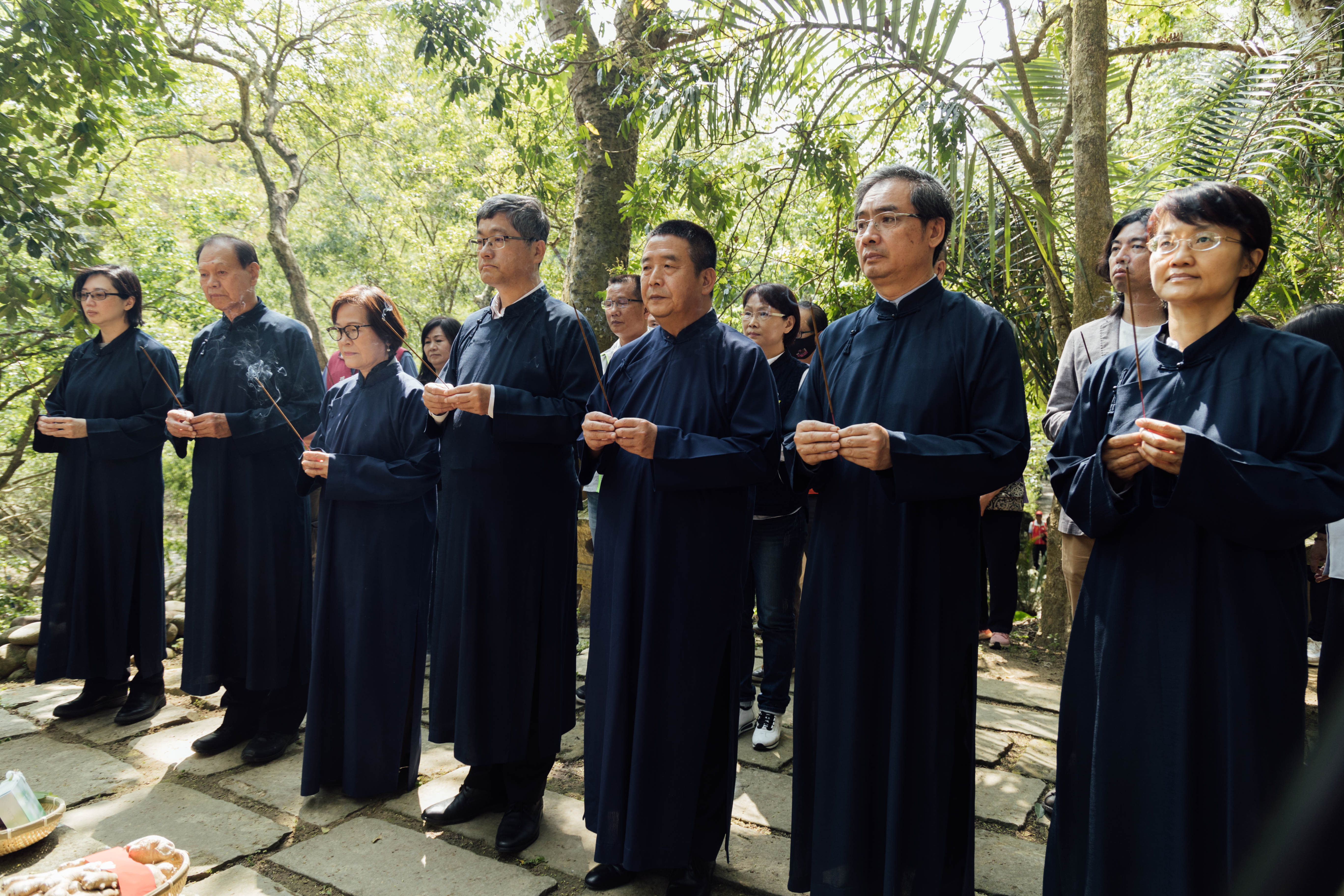 圖1 客委會楊長鎮主委與其他貴賓一同向伯公祈求桐花祭活動圓滿順利。.jpg