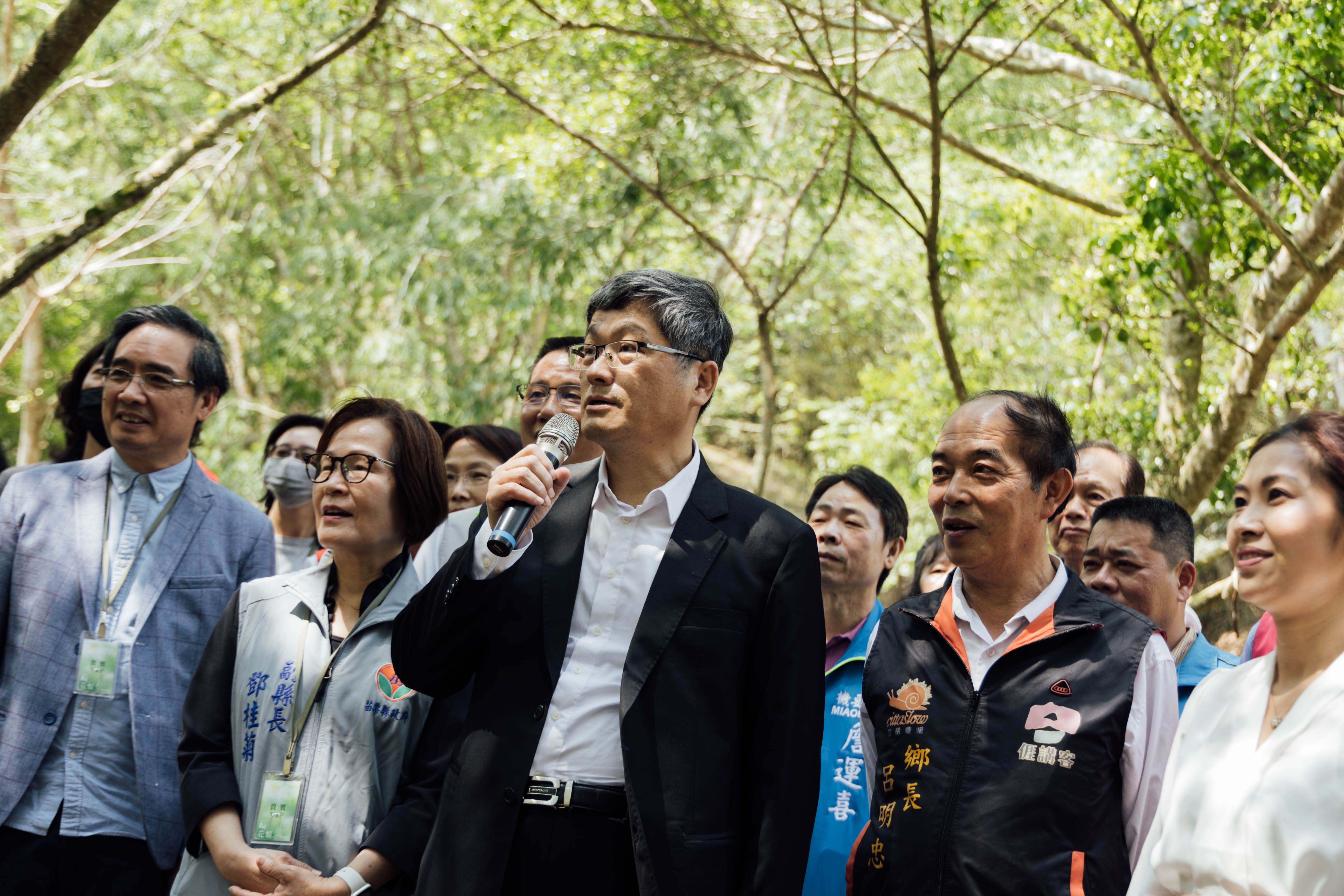 圖3 客委會楊長鎮主委與其他貴賓一同欣賞作家、 詩人寫的客家三行詩。.jpg