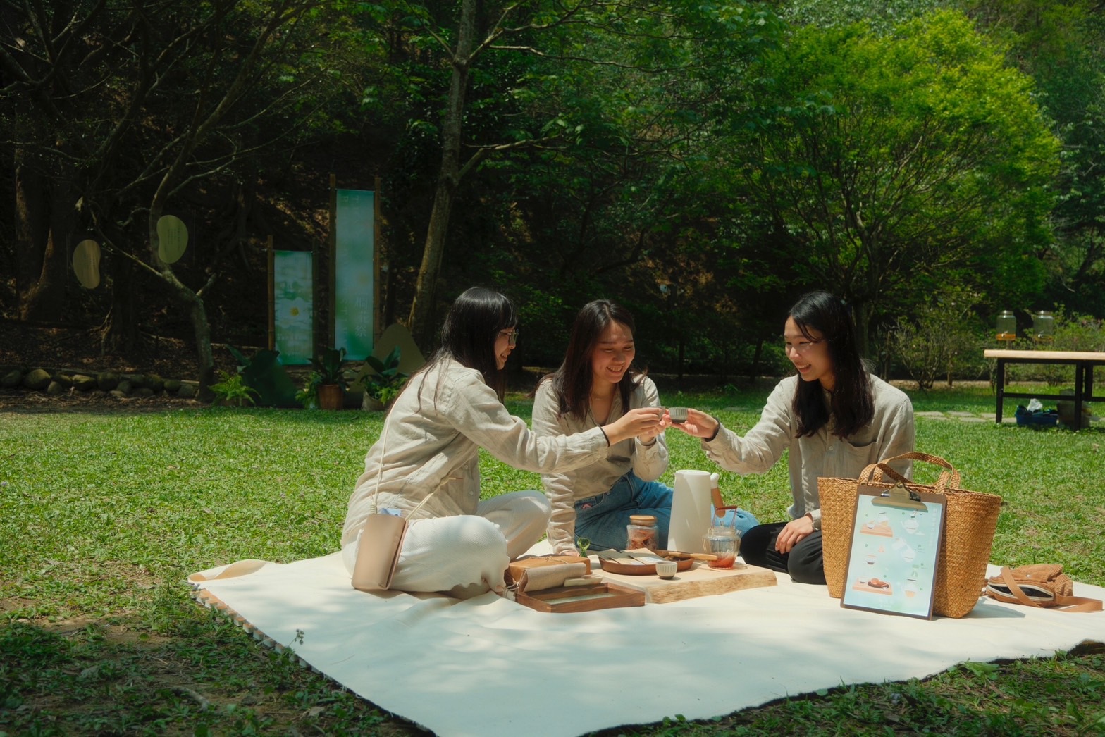 圖6 民眾可以相約三五好友，相約桐花樹下品茶聊天。.jpg
