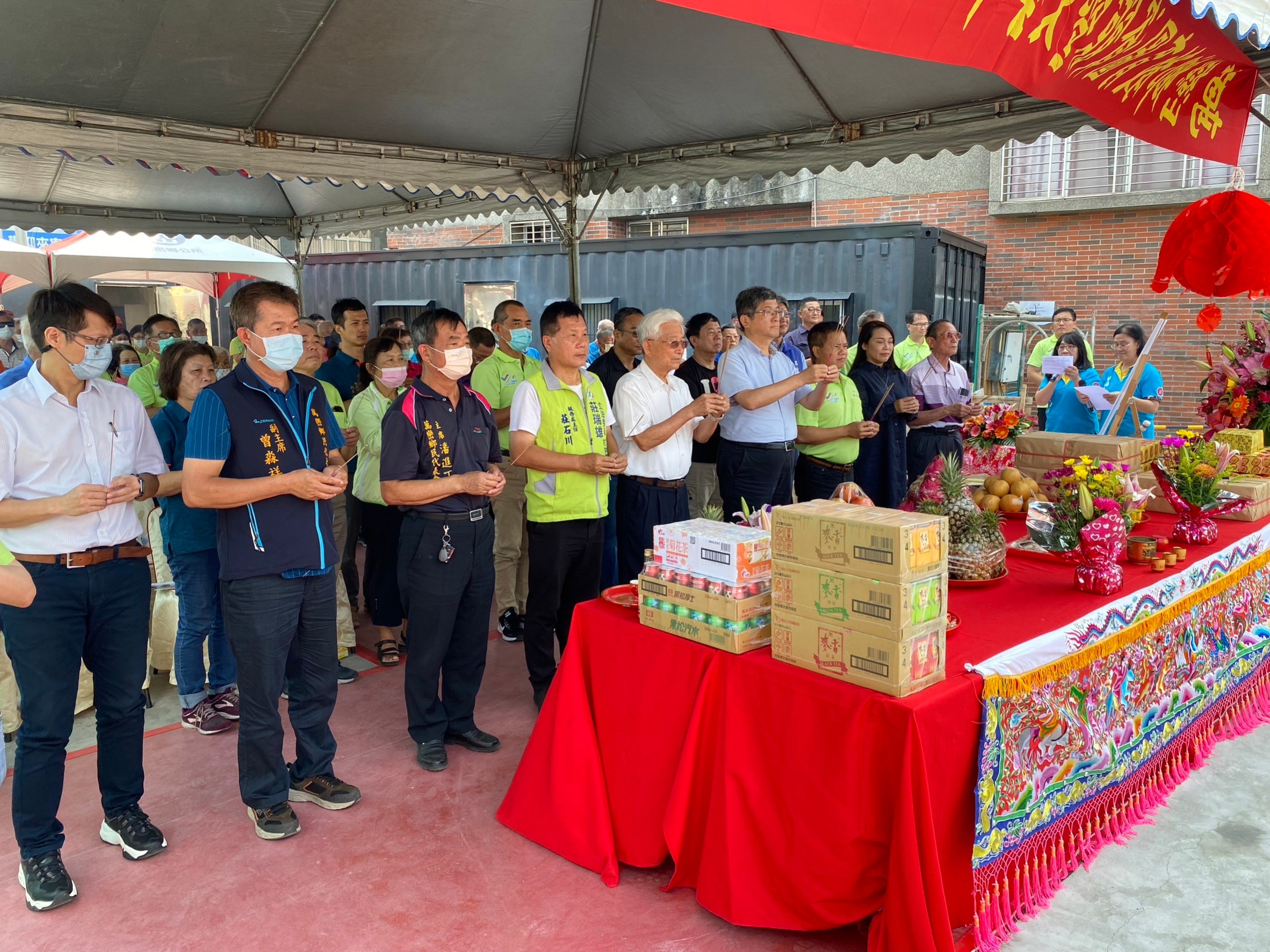 圖2 今天開工典禮由現場長官貴賓一同進行祈福儀式，祈求工程順利完成。.jpg