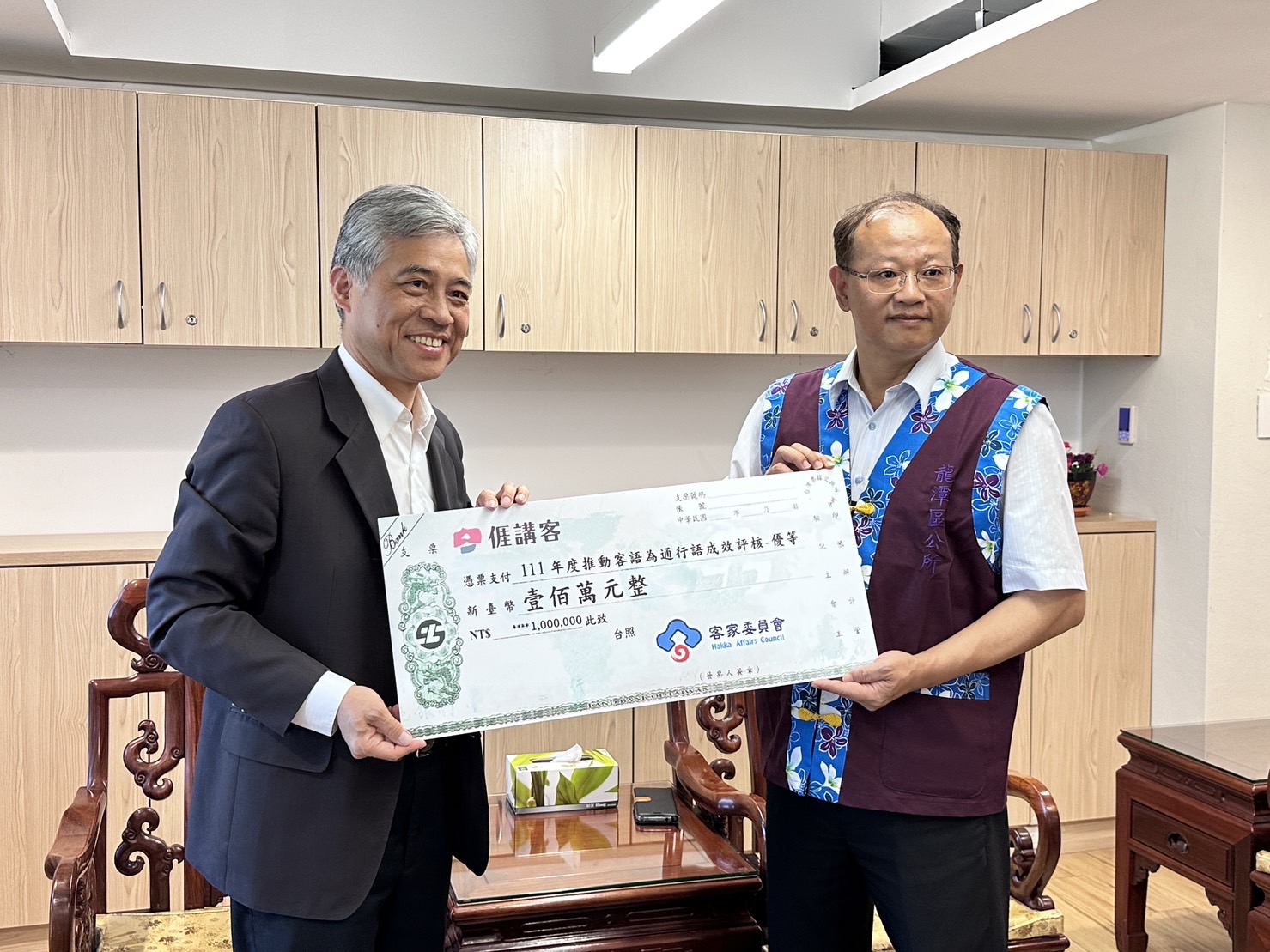 圖2 客委會副主委范佐銘(左)與桃園市龍潭區公所黃世琪區長(右)合影。.jpg
