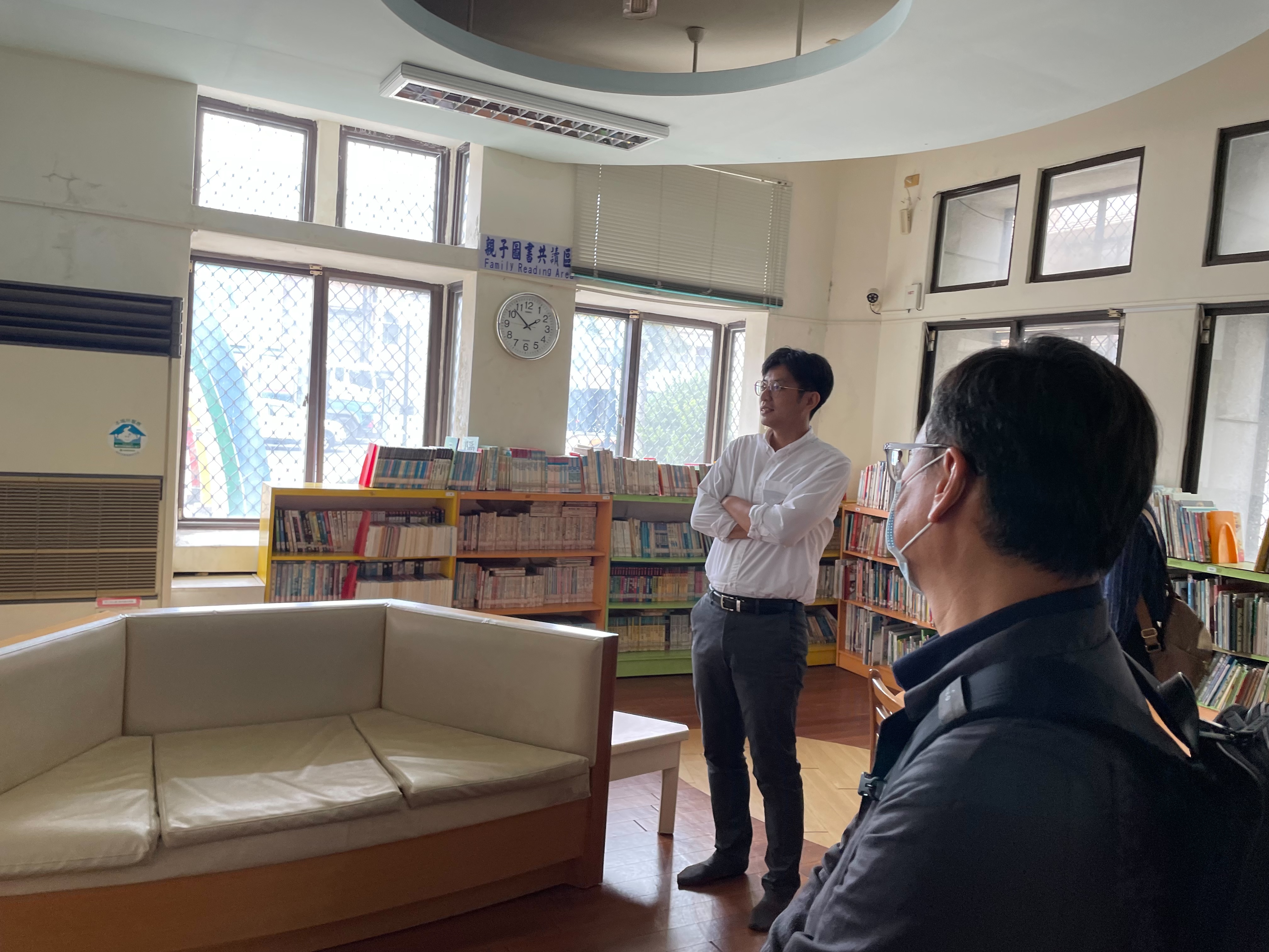 圖4 周副主委前往麟洛鄉立圖書館視察.jpg