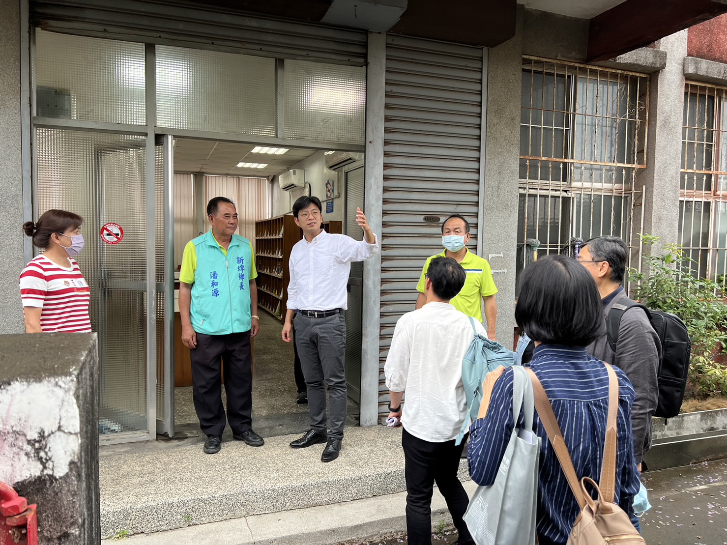 圖5 周副主委前往新埤鄉立圖書館視察.jpg
