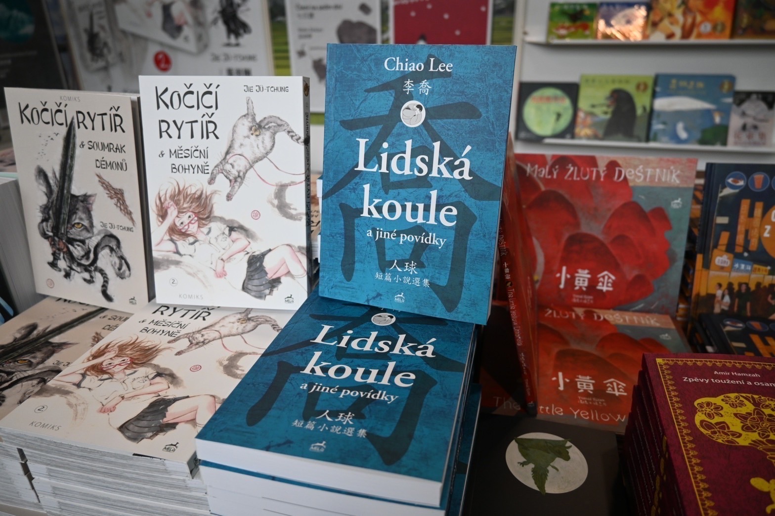 《李喬短篇小說選集：人球》捷文版於布拉格書展發表(捷克麋鹿出版社提供).jpg
