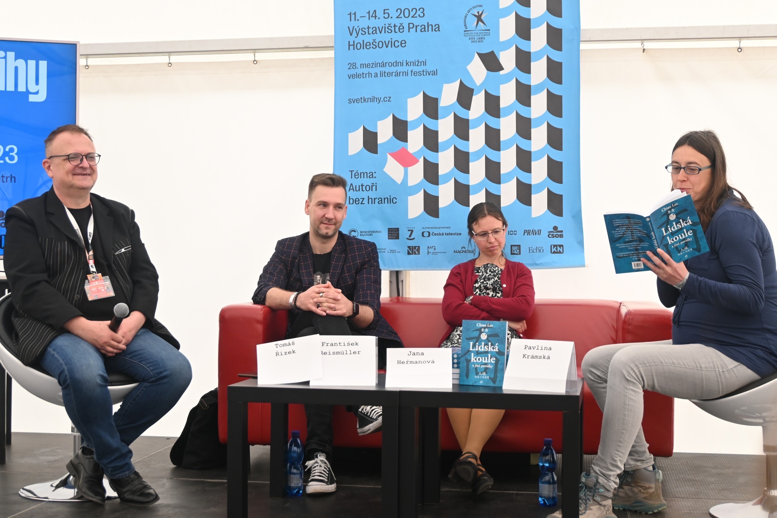總編輯白蓮娜(Pavlína Krámská)、譯者何晶(Jana Heřmanová)及米德仁(František Reismüller)，以及插畫家湯瑪士‧瑞杰可(Tomáš Řízek)一同向捷克讀者介紹此書(捷克麋鹿出版社提供)，.jpg