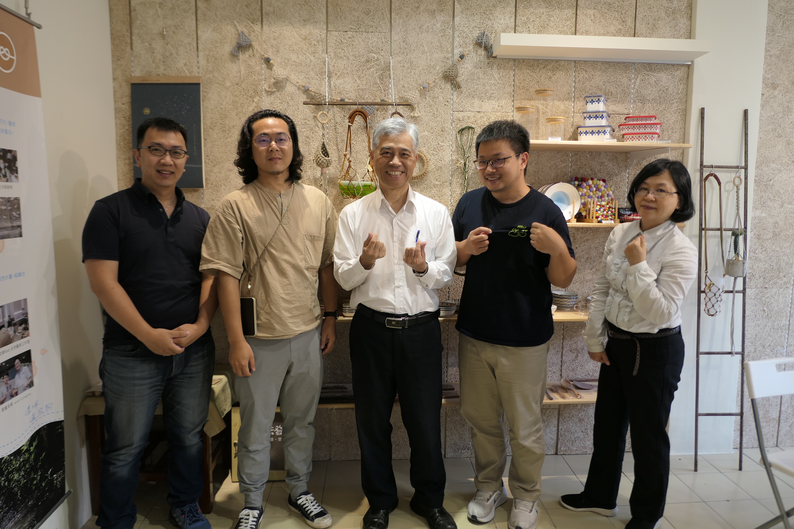 圖3 客委會范副主委(中)到「共發Gong Fa」工作室，與112年度客語社區營造計畫的申請者陳建成(右二)，進行意見交流與分享。.JPG