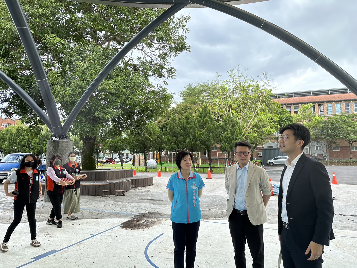 圖2 客家委員會副主任委員周江杰今前往花蓮縣吉安鄉吉安國小，現地訪查「吉安客庄社區環境營造-禾埕專案計畫」。.jpg