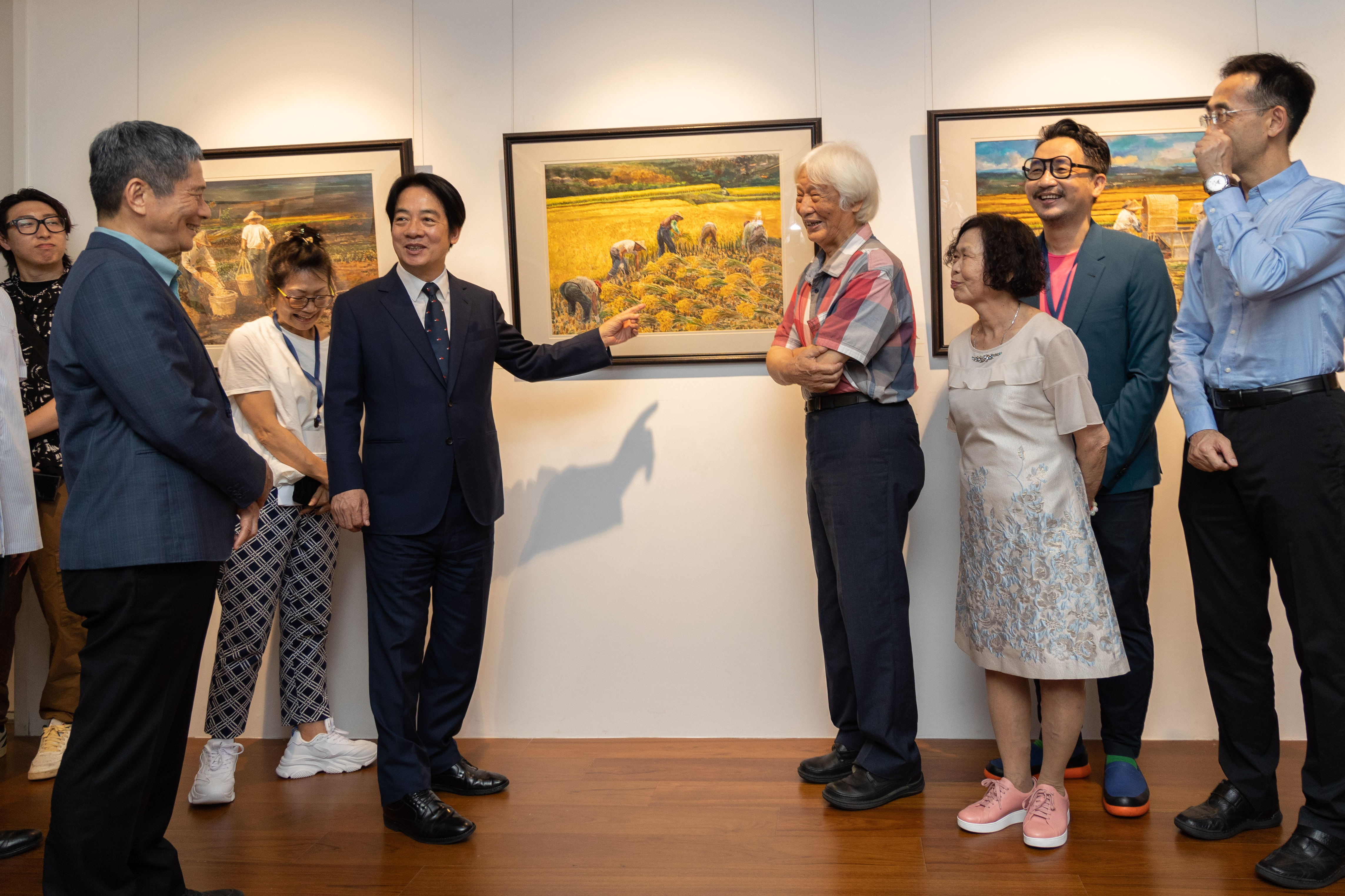 圖2 賴副總統在畫家導覽下逐一欣賞本次展出作品。.jpg