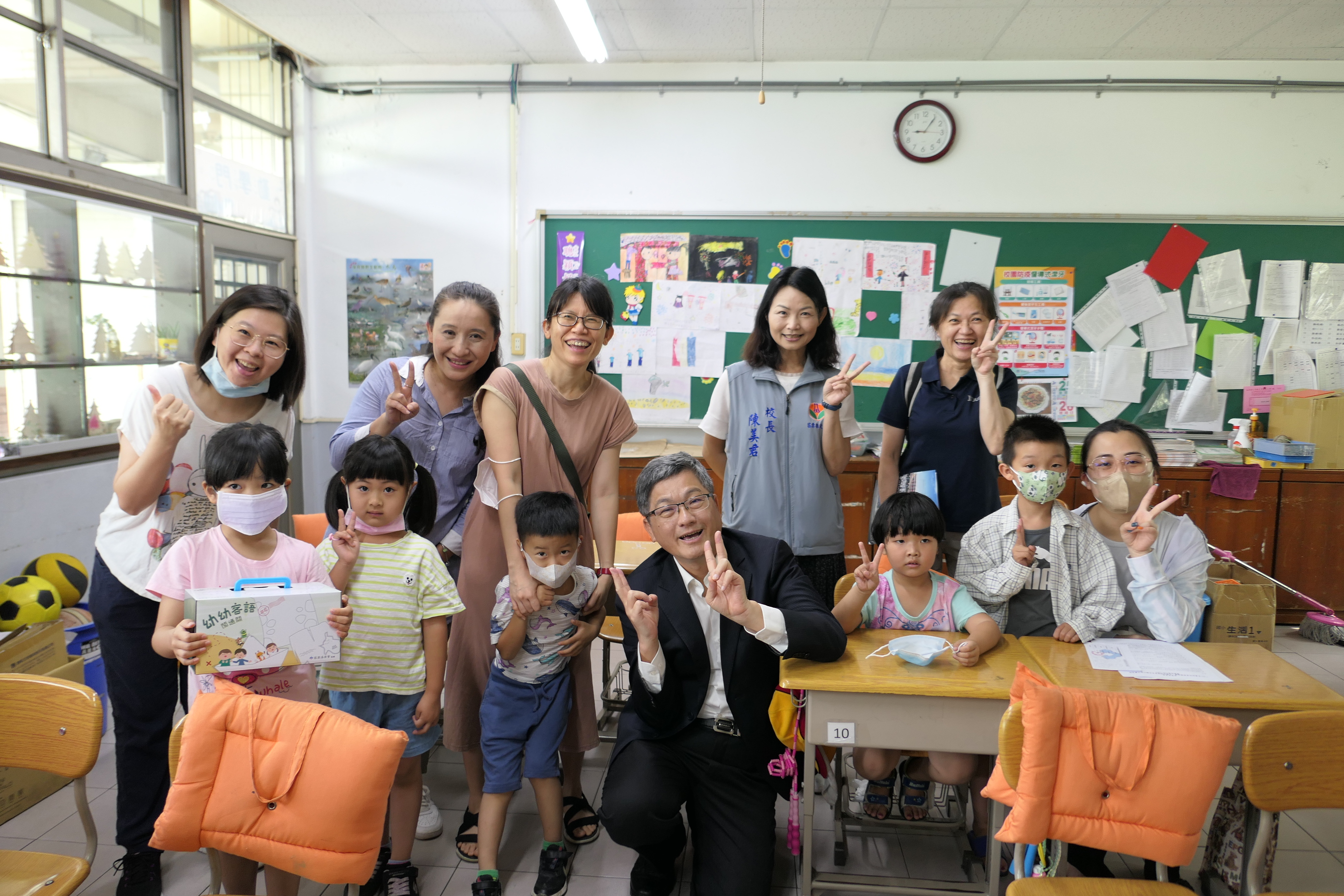 圖1 客委會楊主委和家長及參加闖通關的小朋友一同合照。.JPG