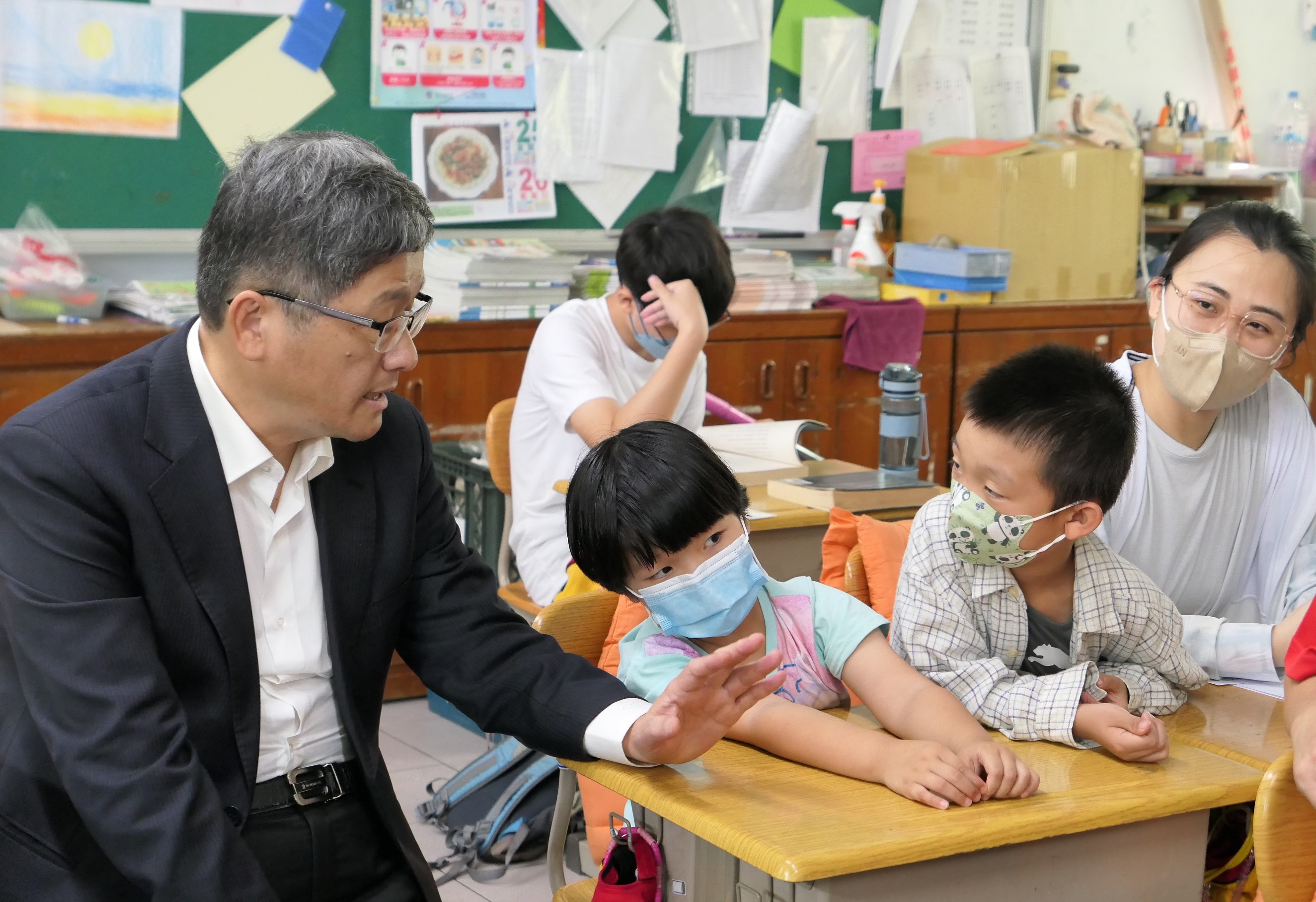 圖2 楊主委(左一)為現場準備闖通關的小朋友們加油打氣。.JPG