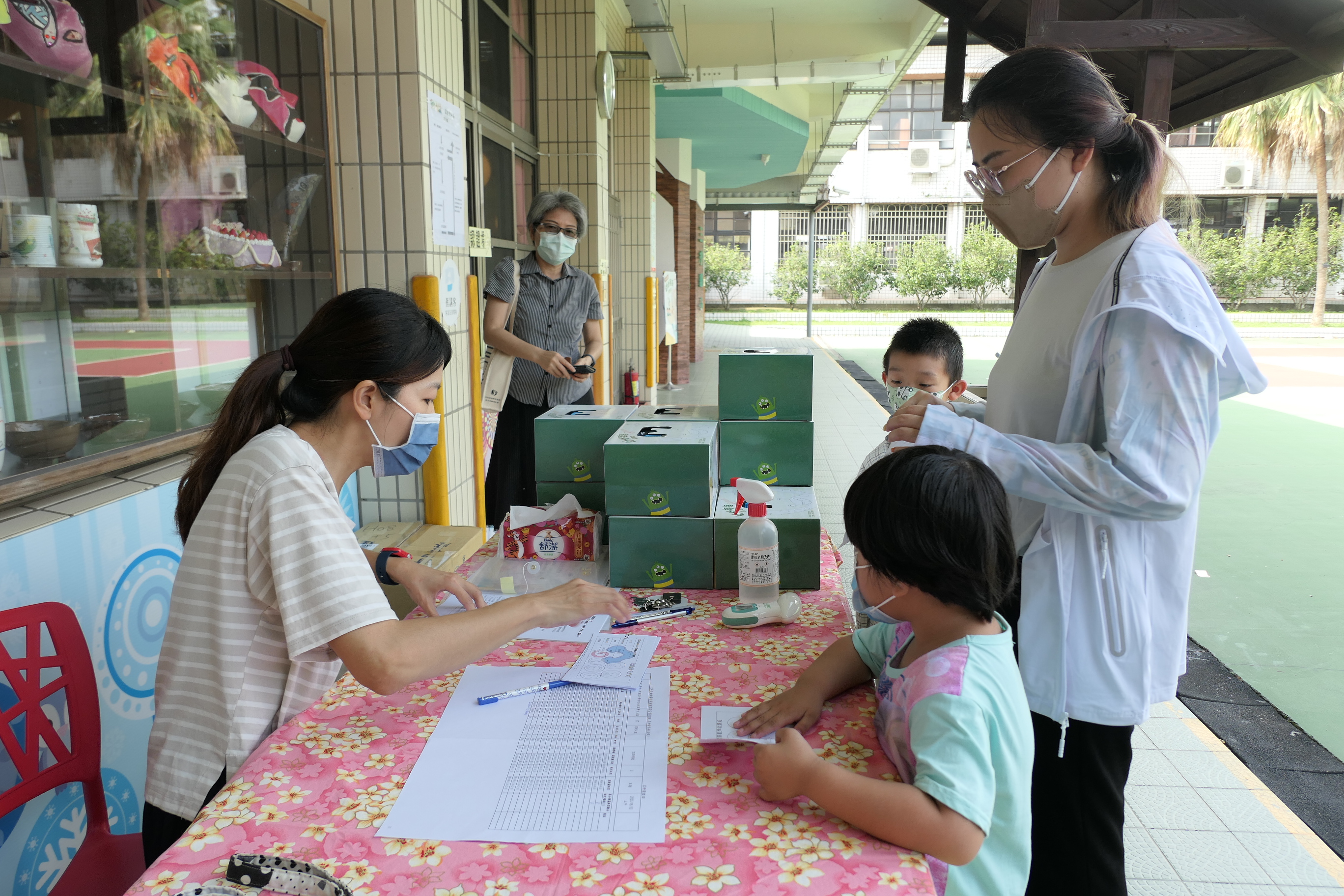 圖3 工作人員協助家長及小朋友了解闖通關檢定事項。.JPG