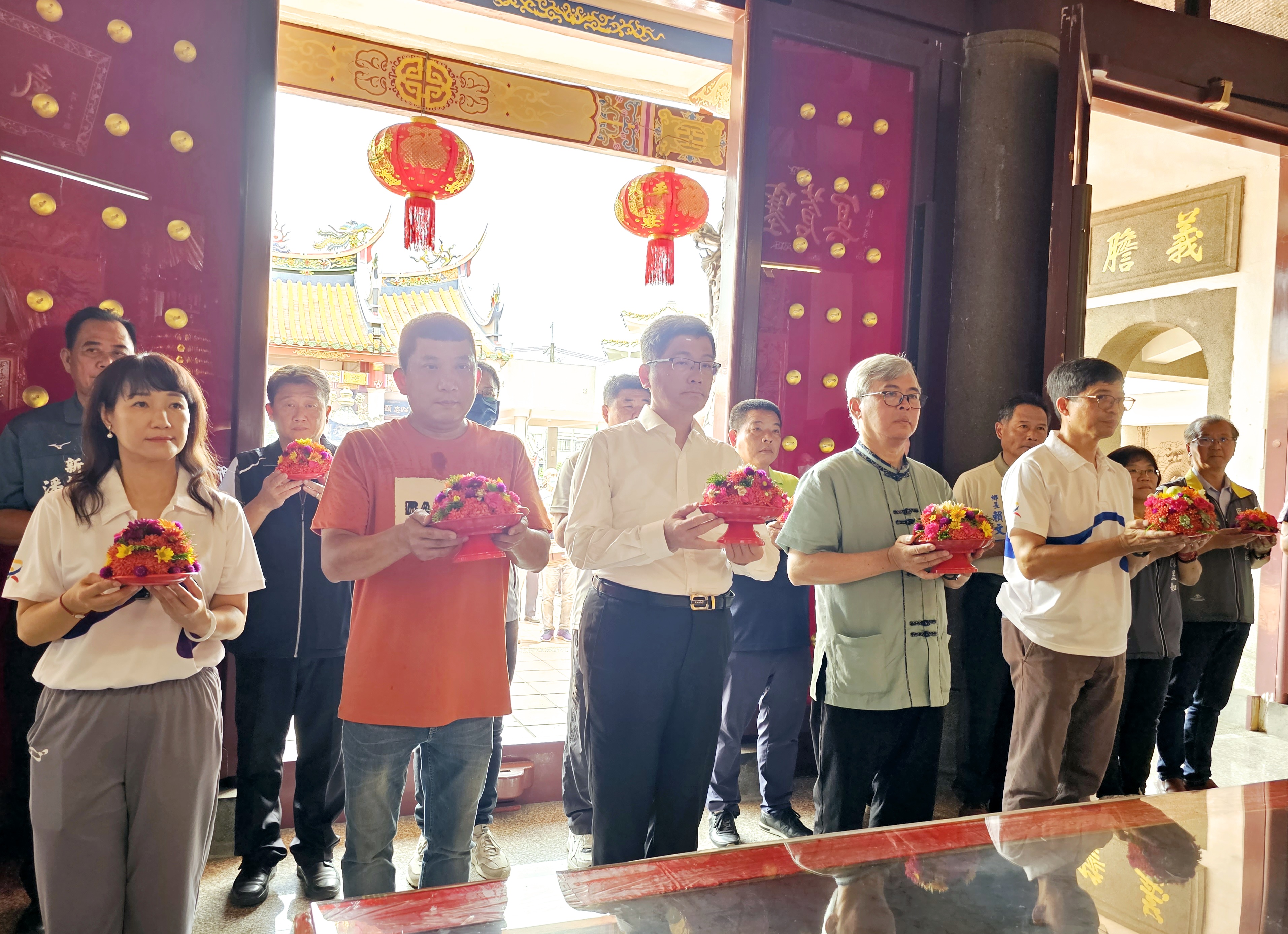 圖5  六堆日於忠義祠祭祀六堆先民(左起高市客委會主委楊瑞霞、忠義祠主委黃文智、客委會主委楊長鎮、屏東縣客務處李明宗、客發中心主任何金樑及12鄉區公所長共同祭祀六堆先民)。.jpg