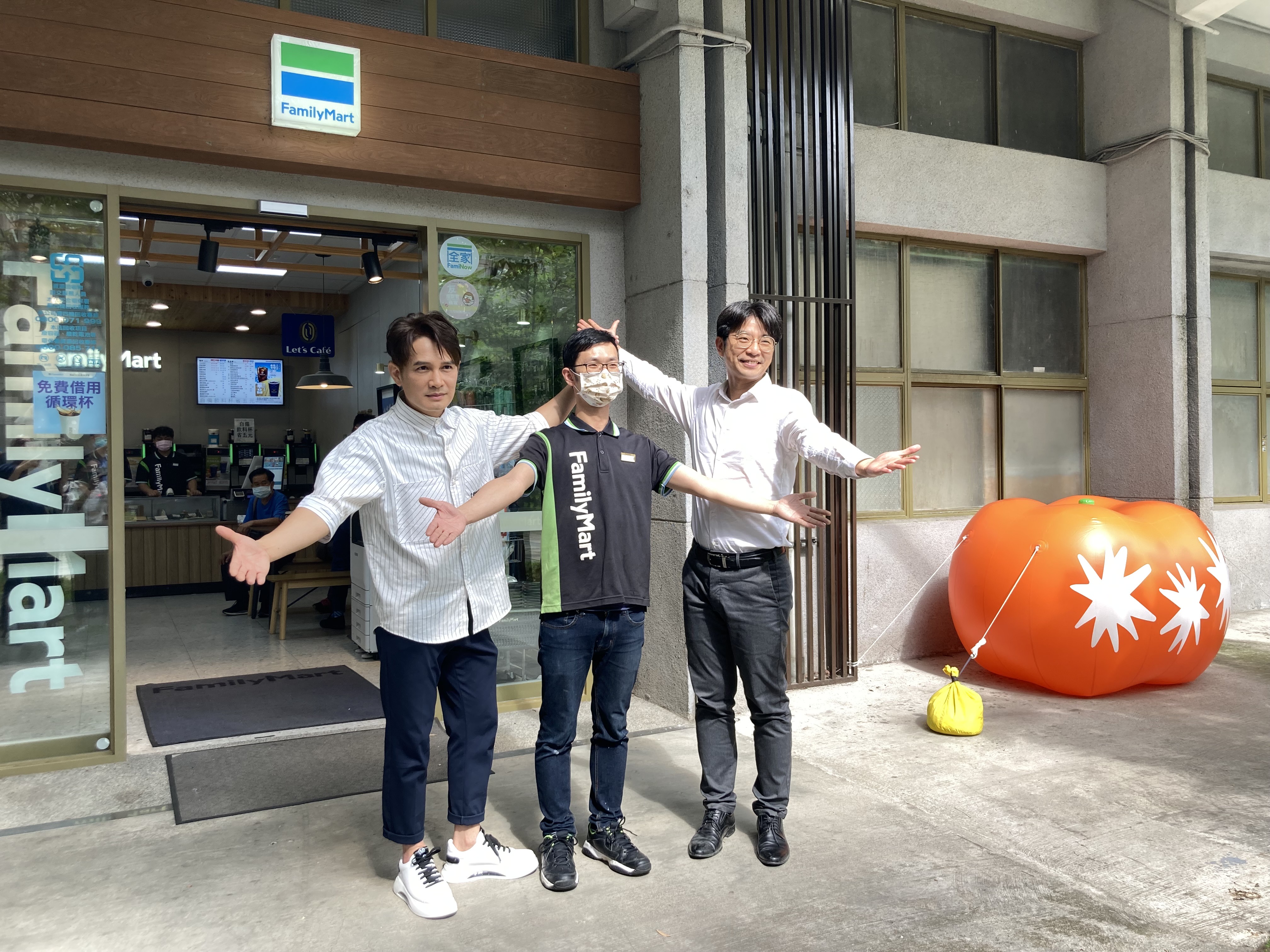 圖1 客委會邀請全台民眾，無論是早上、中午、晚上或深夜，都可以造訪最近的全家便利商店，品嚐從包裝到味道既藝術又客家的藝術季聯名商品。.jpg