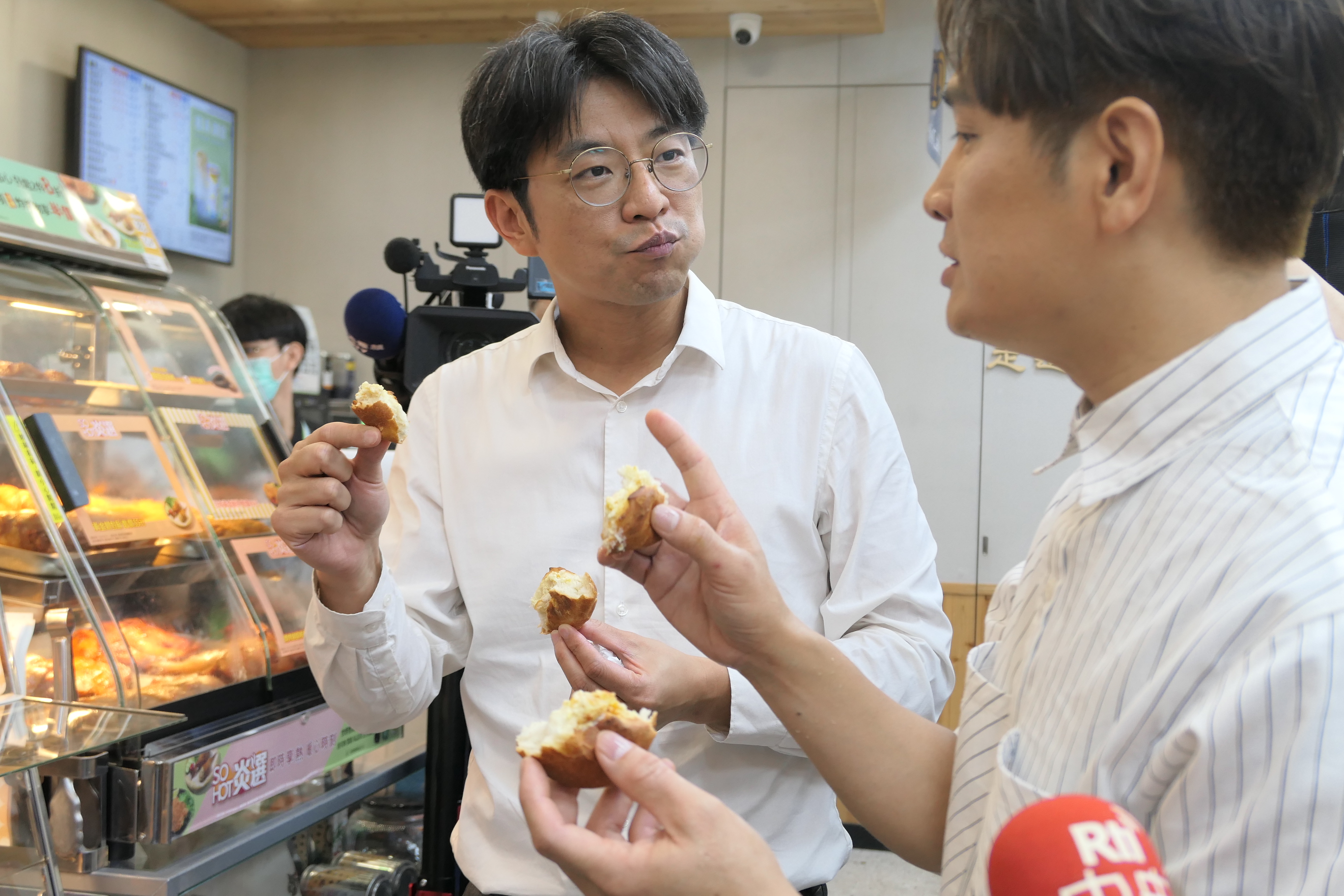 圖3 周副主委與羅文裕試吃桔香乳酪麵包.JPG