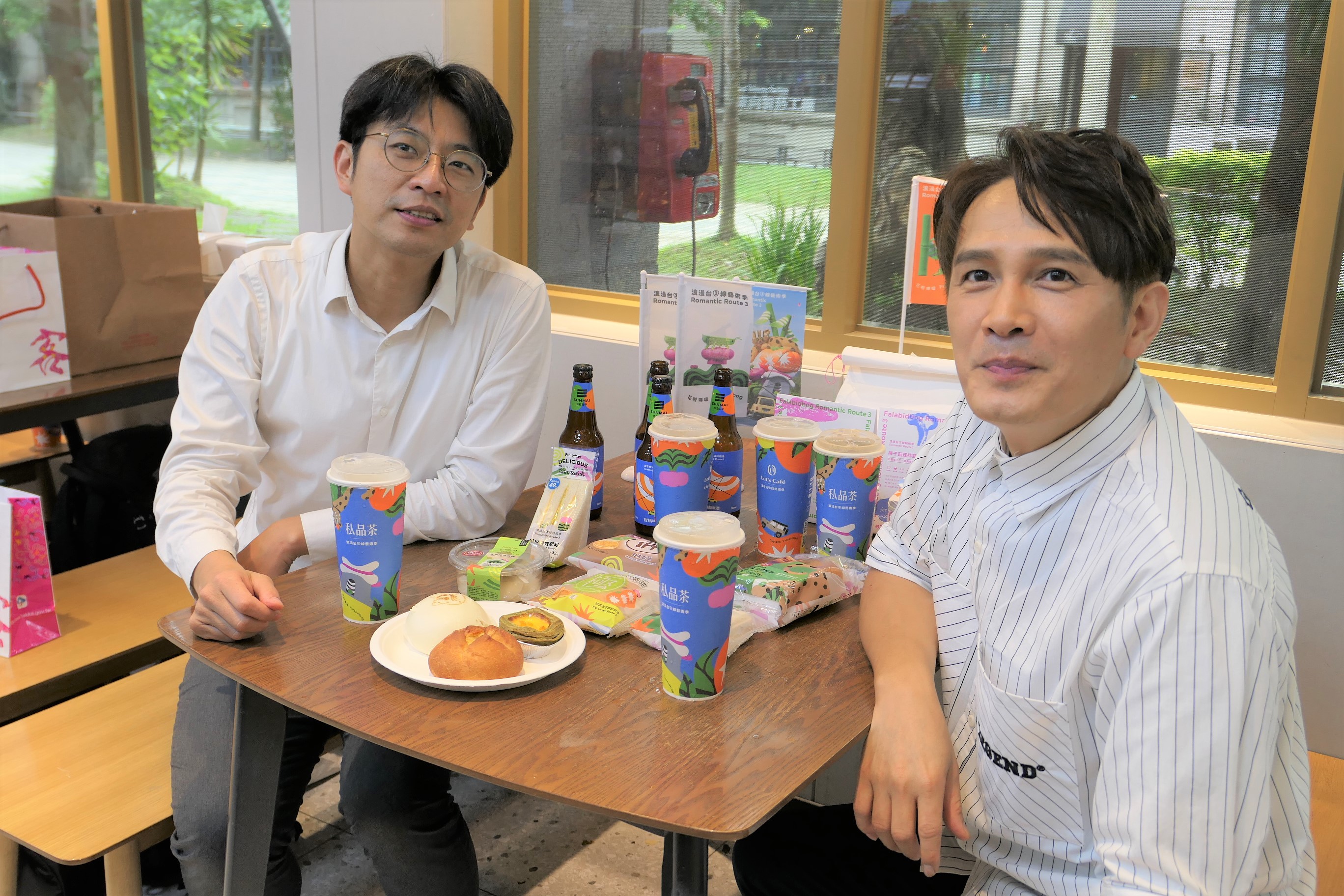 圖4 周副主委推薦了結合東勢椪柑鮮榨原汁製成冰磚，搭配沁涼氣泡美式的「Let’s Café冰椪柑氣泡美式」，可以說是早餐和在炎熱夏天想提神時的最佳選擇。.JPG