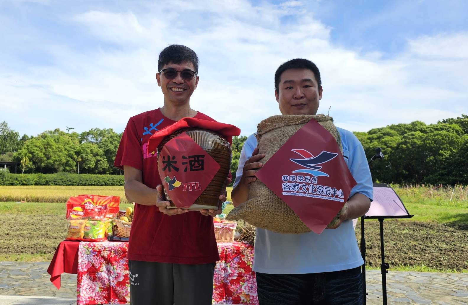 六堆園區將收割的稻禾交由酒廠製作米酒(左起客發中心何金樑主任、屏東觀光酒廠高敏軒課長).jpg