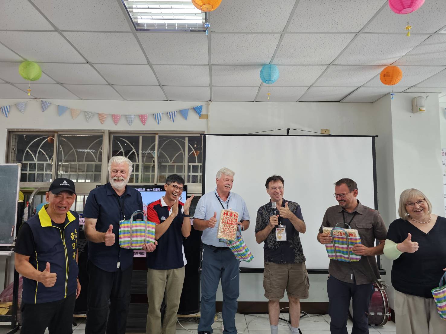 德國參訪團接受六堆園區的爆米香- 複製.jpg