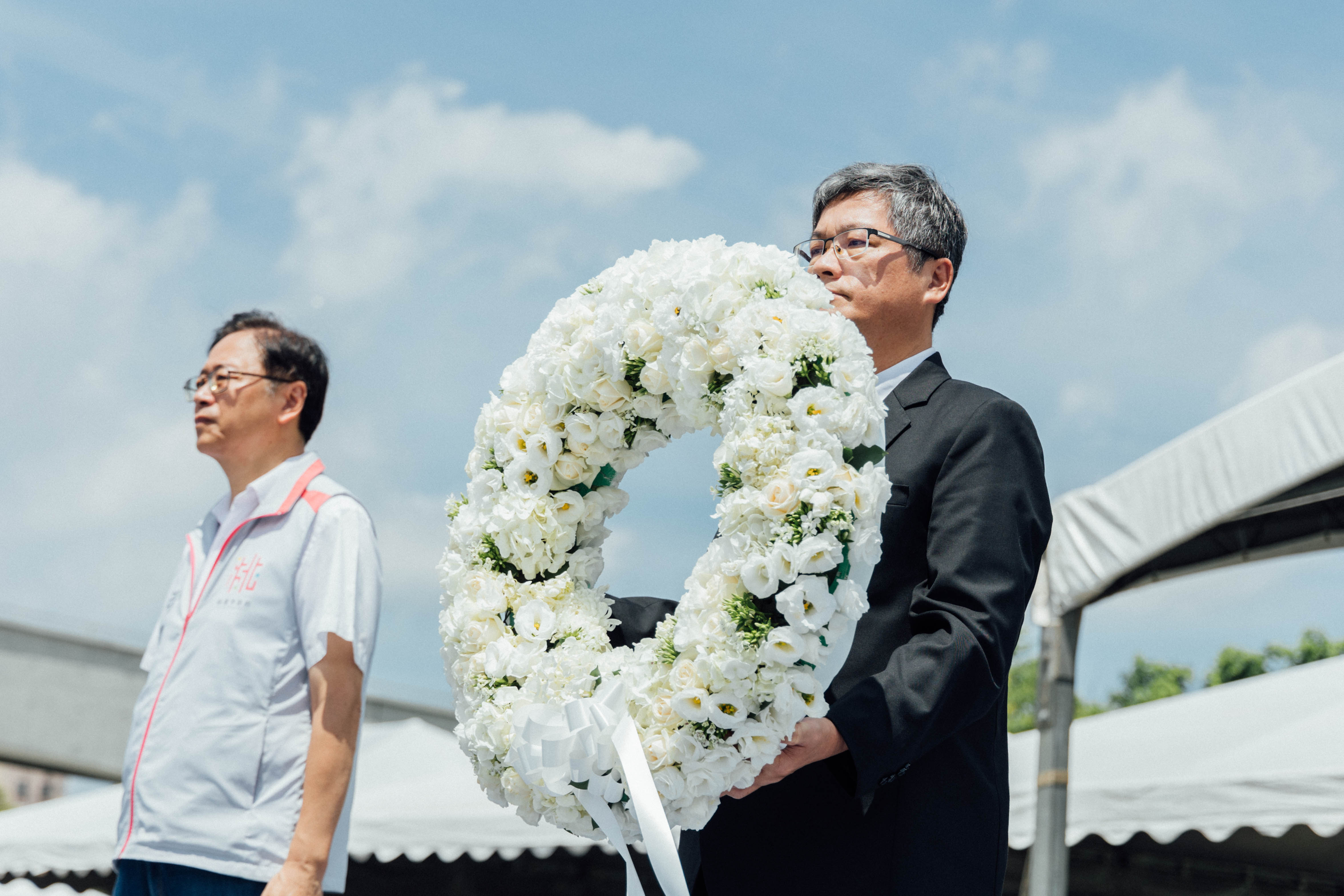 圖1 由客委會楊長鎮主委及桃園市市長張善政擔任主祭，為客家義民英靈獻上純白玫瑰，感念先烈的奉獻。.jpg