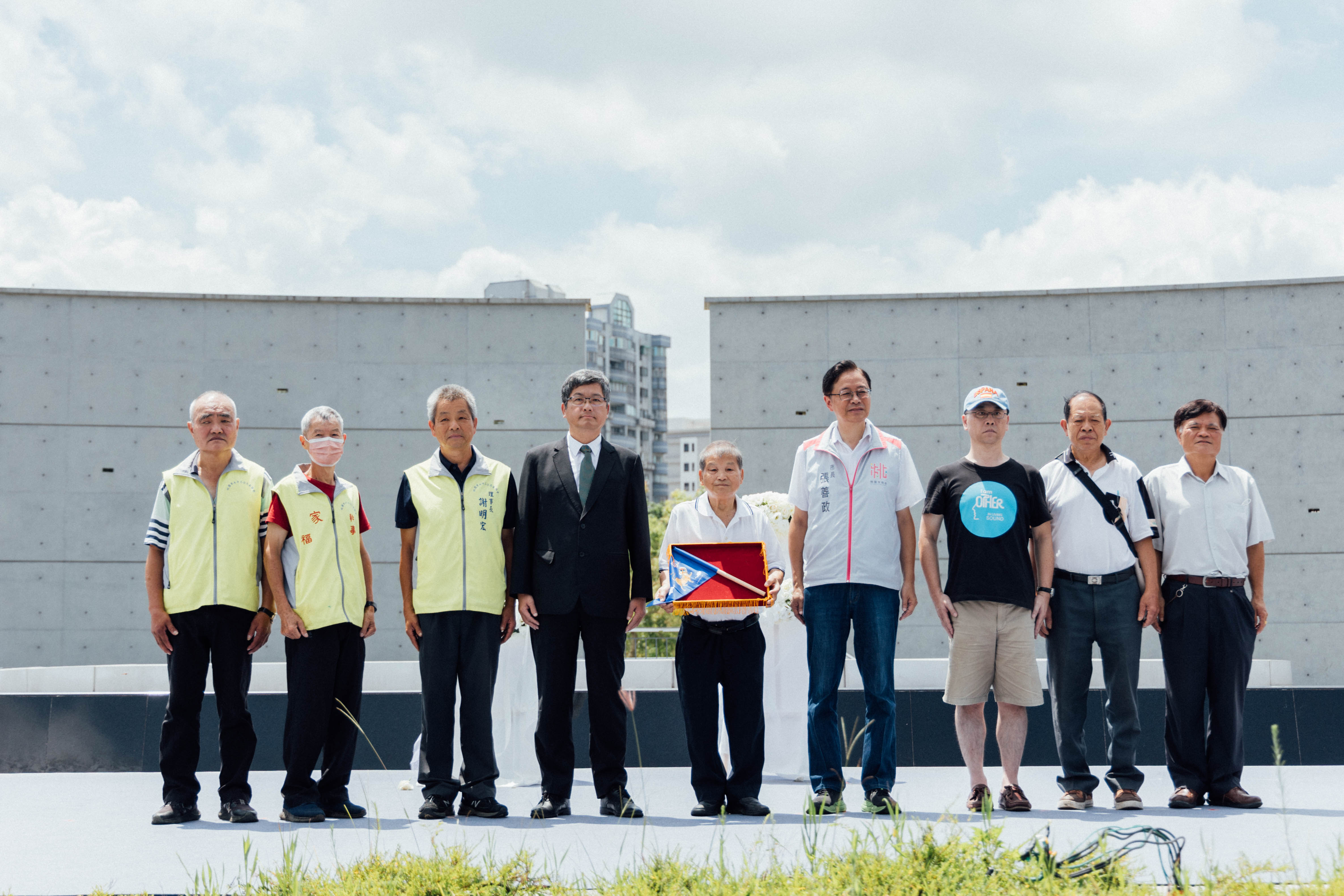 圖4 由楊主委與張市長致贈藍地黃虎旗予當年戰役中犧牲的先烈遺族.jpg