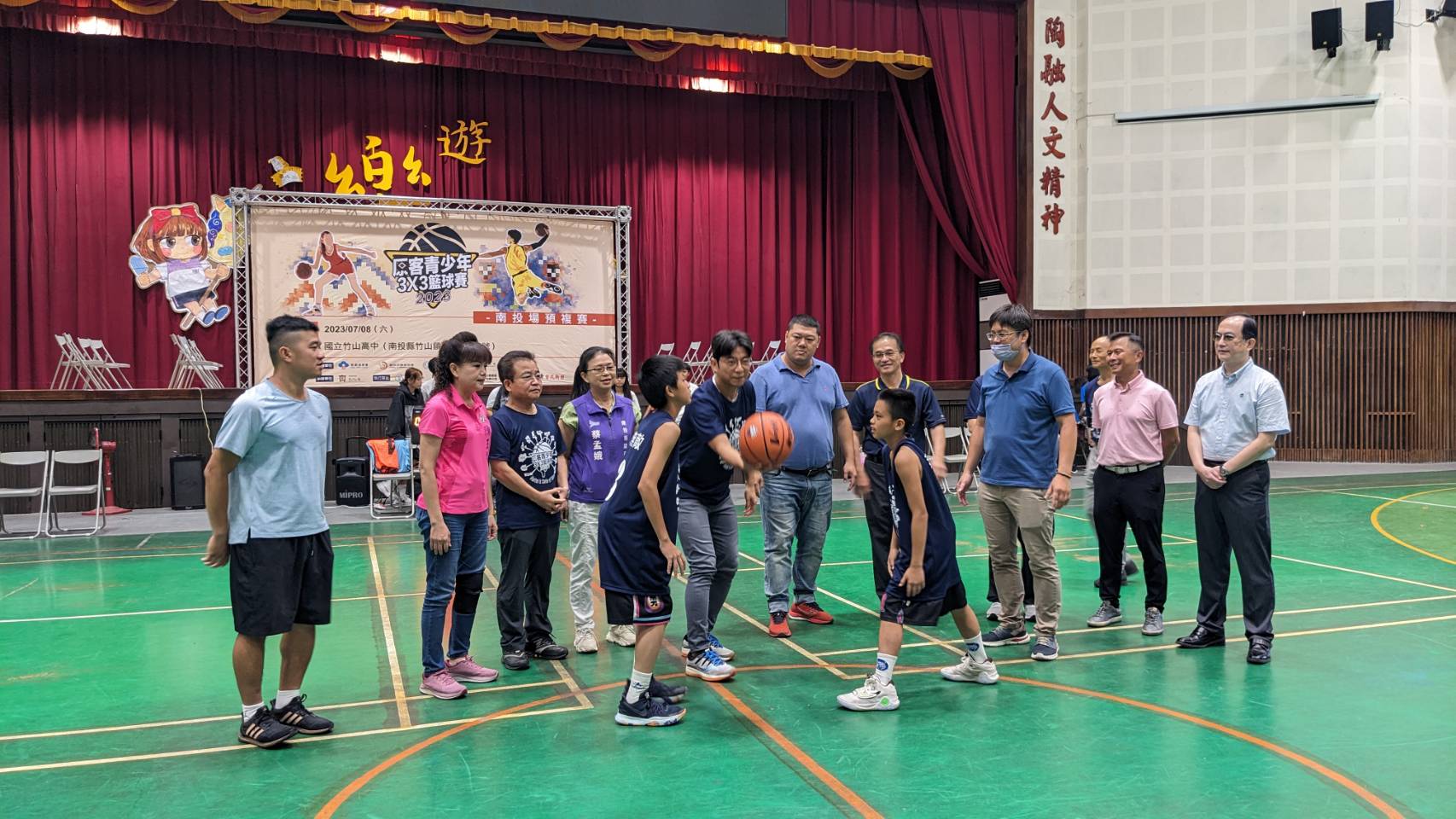 周副主委為球賽開球.jpg