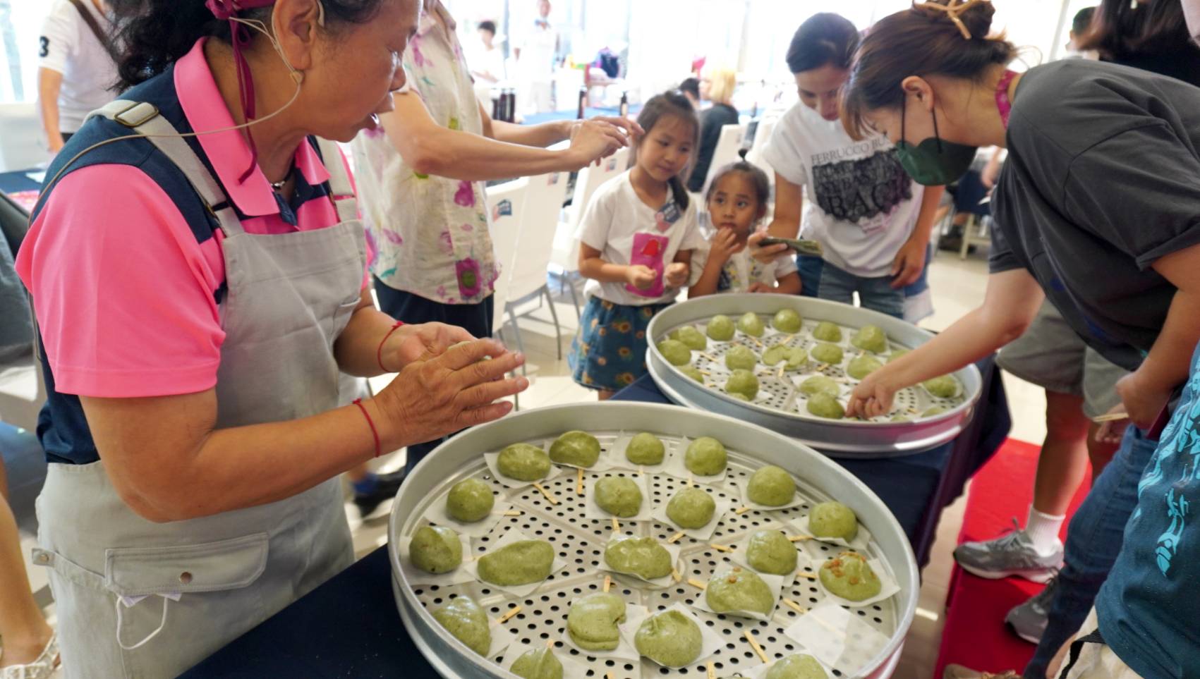 圖5.小朋友手作艾草包完成準備進蒸籠囉.jpg