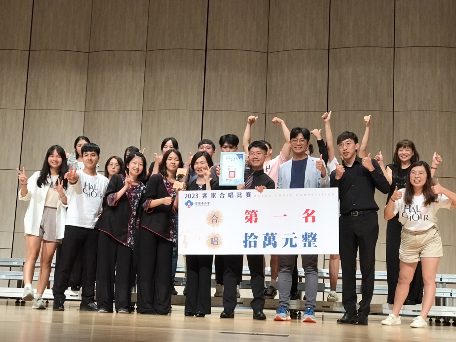 周副主委頒獎給合唱類社會組第一名「微光合唱團」.jpg