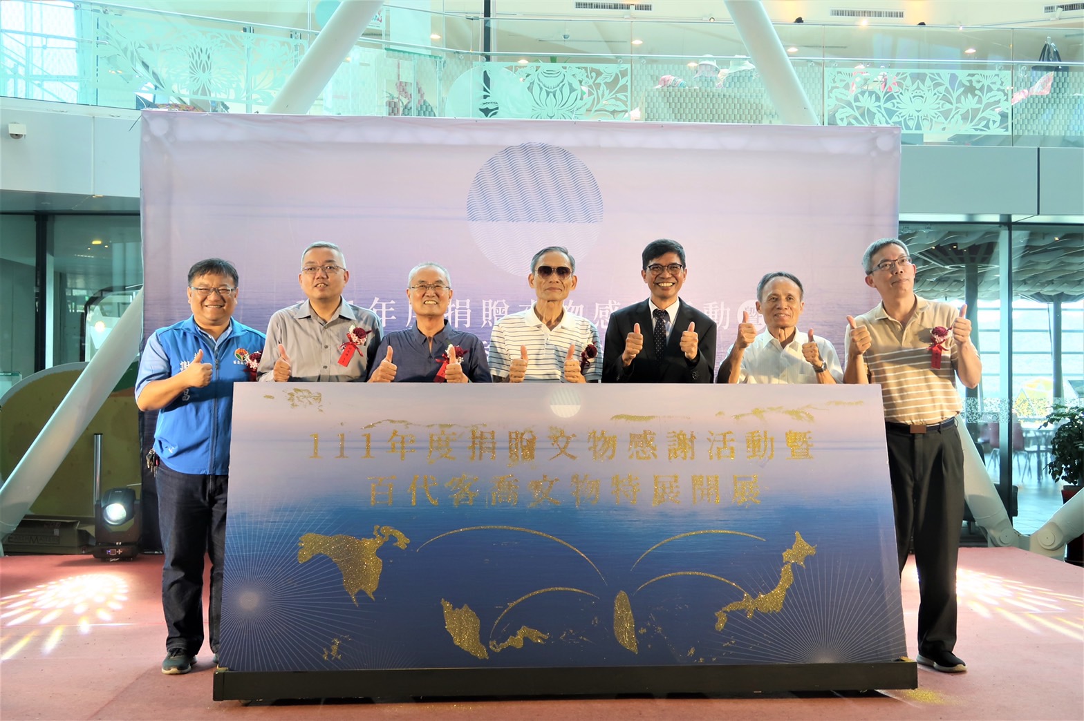 圖2 客發中心何金樑主任與111年度捐贈人合影.jpg