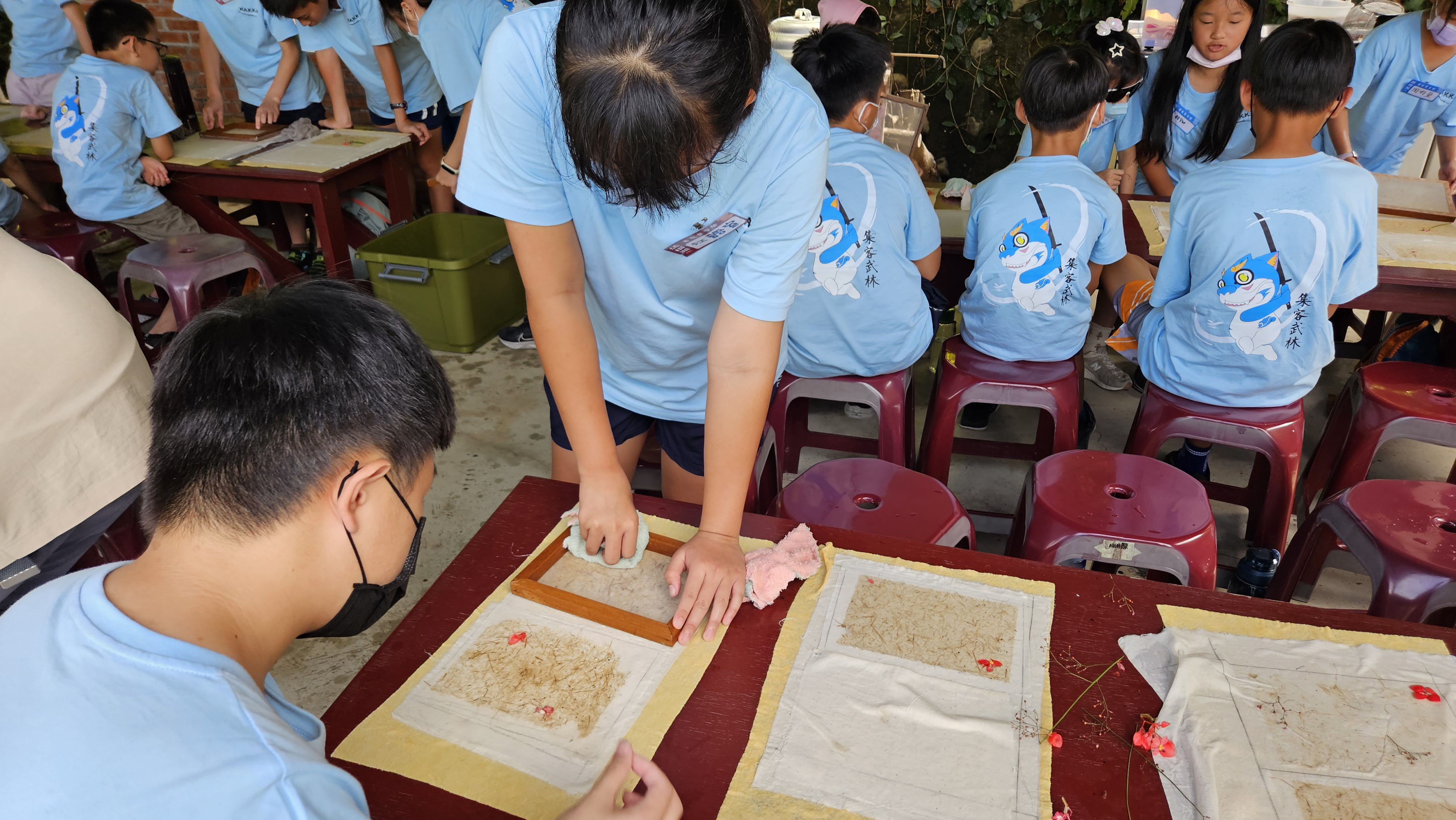 圖1 山林秘笈-水妹作坊體驗客家紙DIY ，製作專屬自己的客家紙好玩又有紀念性.jpg