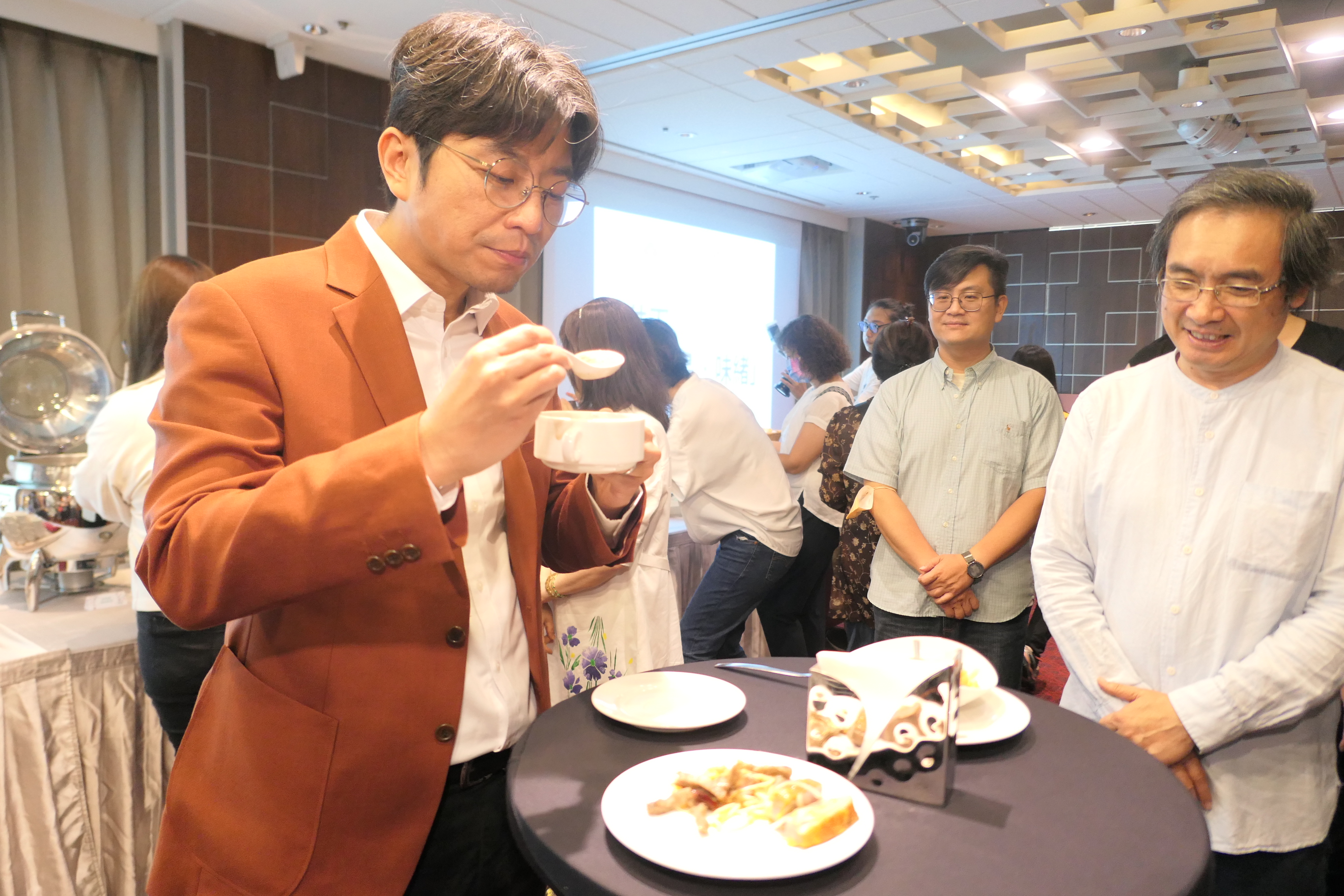 圖3 周副主委品嘗老菜脯菱角濃湯.JPG
