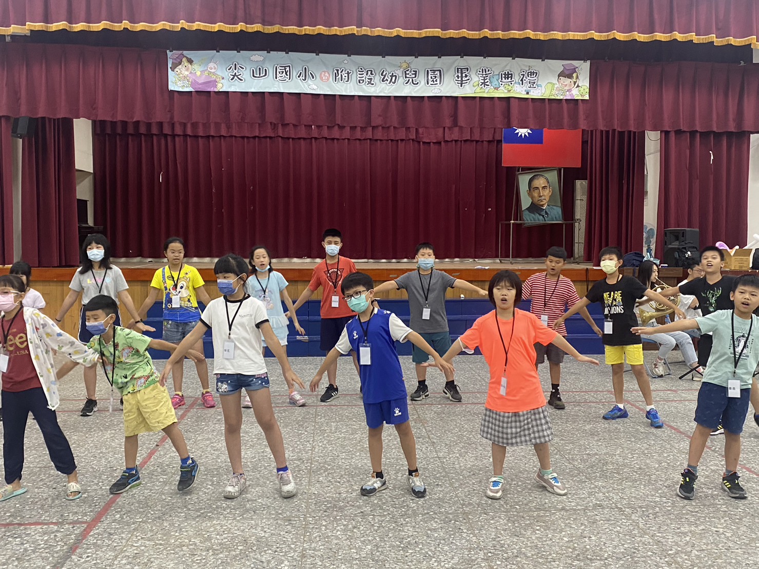 兒童戲劇夏令營的學生演出.jpg