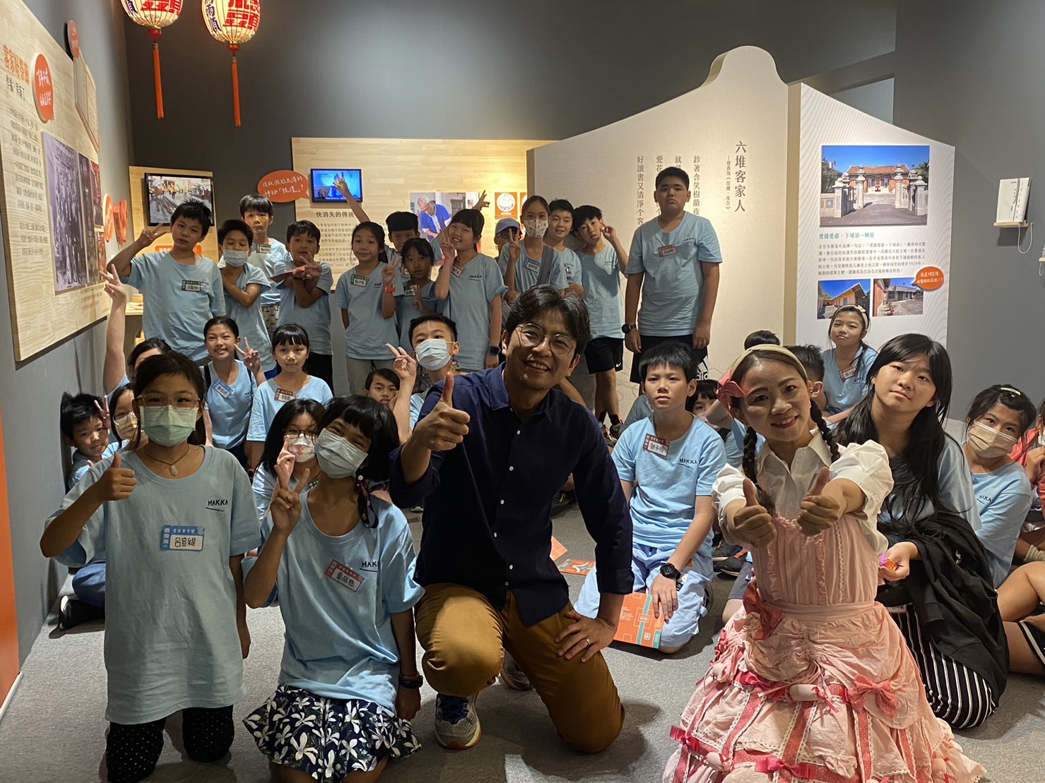 周副主委與「夜宿博物館」的營隊學生合影.jpg