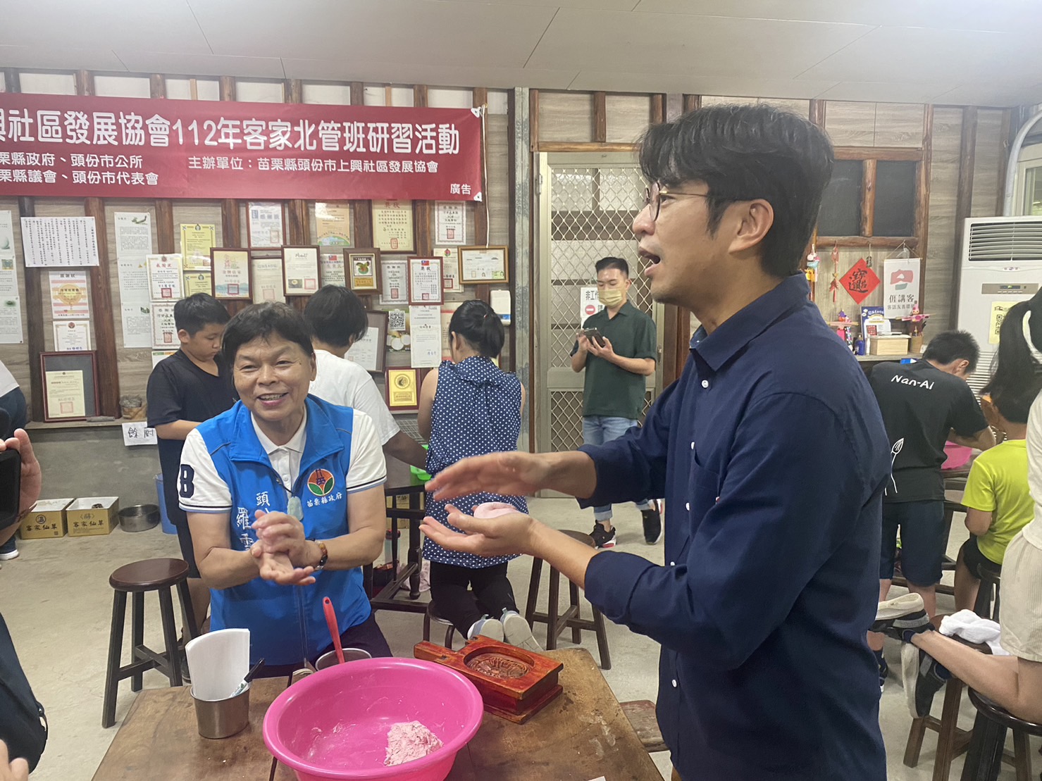 周副主委與大家一起體驗製作紅粄.jpg