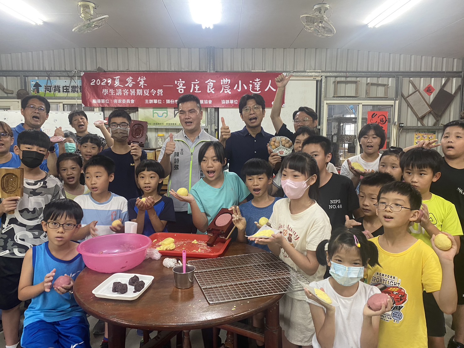 周副主委與參加「客庄食農小達人」的學生合影.jpg