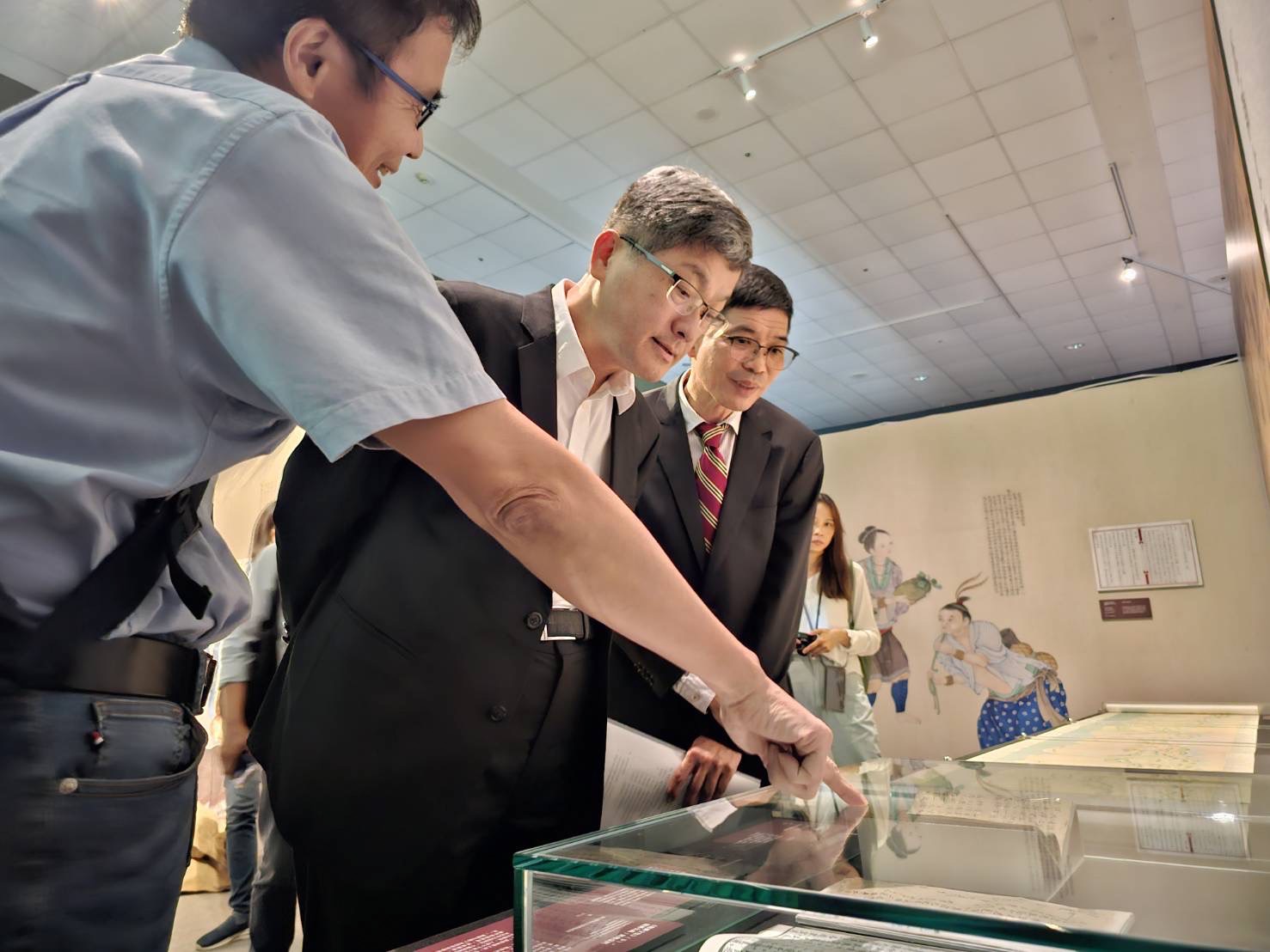圖3客委會主委楊長鎮及貴賓聆聽策展人羅烈師導覽.jpg