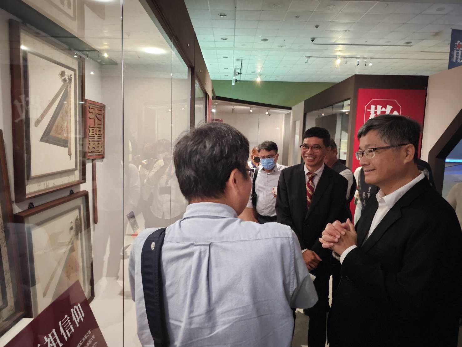 圖4客委會主委楊長鎮及貴賓聆聽策展人羅烈師導覽.jpg