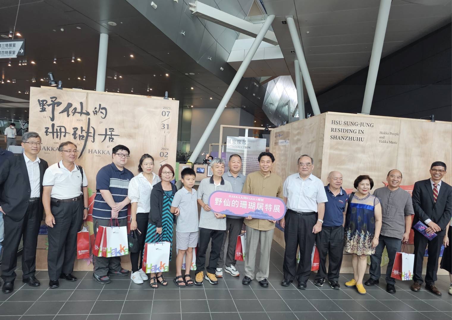 圖7「野仙的珊瑚居－HAKKA人與HAKKA樂展」展場貴賓合影，中間右為傳藝中心副主任鄒求強、旁為國史館臺灣文獻館館長張鴻銘、左為音樂家徐松榮的兒子及其家眷，左1為客委會主委楊長鎮、右1為客發中心主任何金樑.jpg