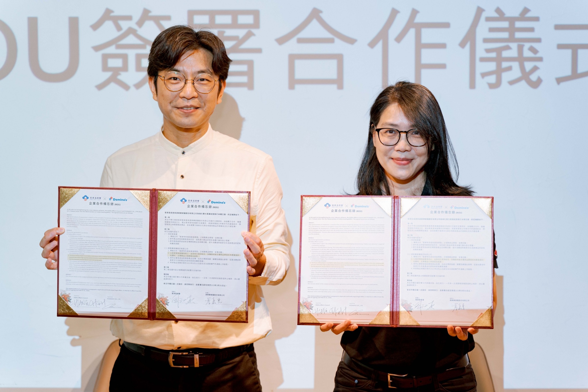 圖1 周副主委與達美樂行銷長李嘉惠共同簽署MOU.jpg